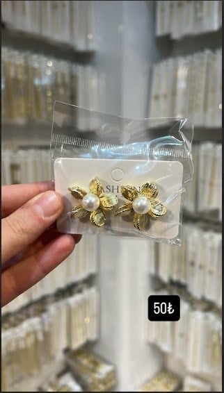 Toptan Çelik İnci Detaylı Altın Kaplama Çiçek Küpe