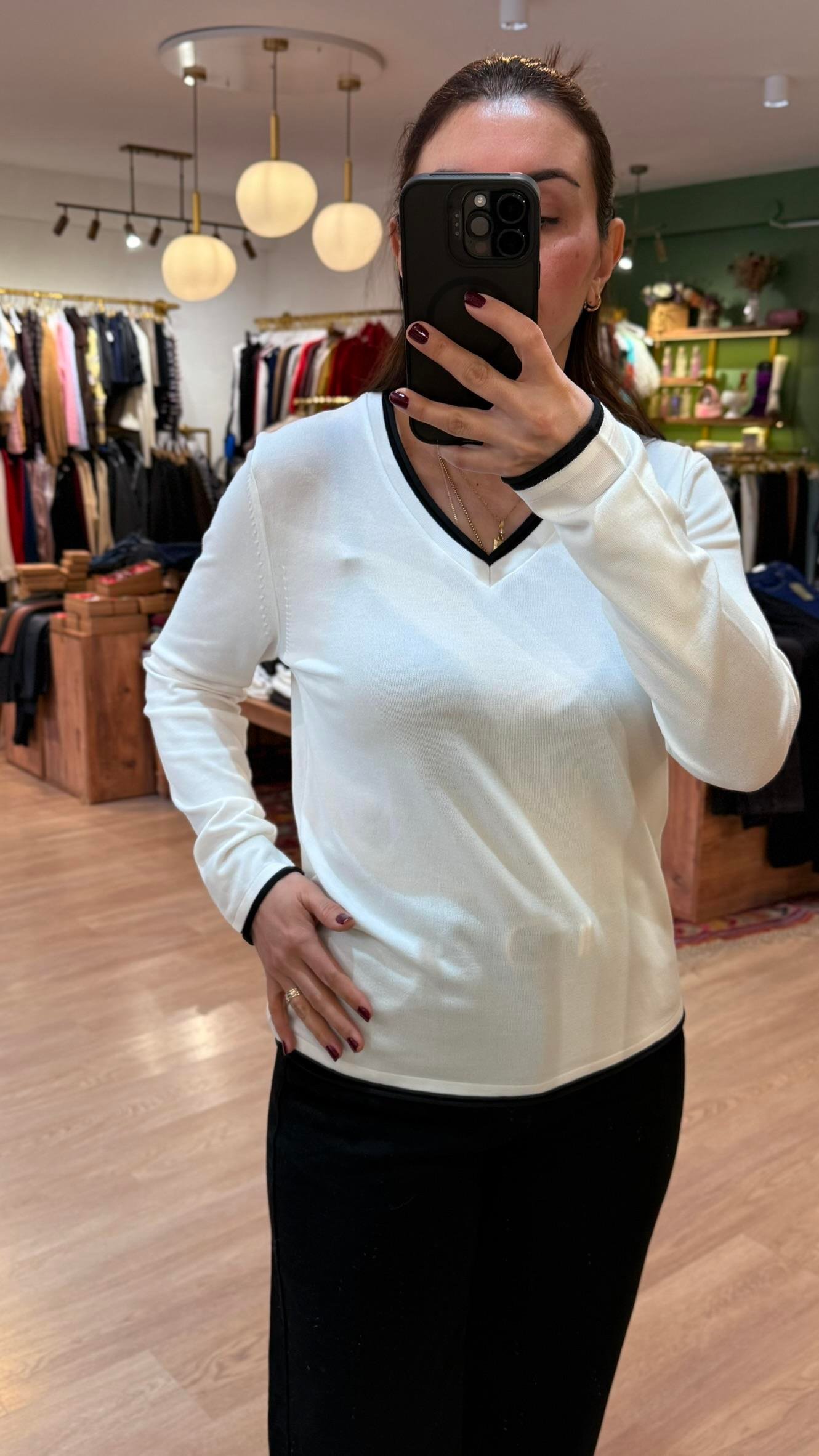 Uzun Kollu V Yaka Basic Bluz Beyaz · 3
