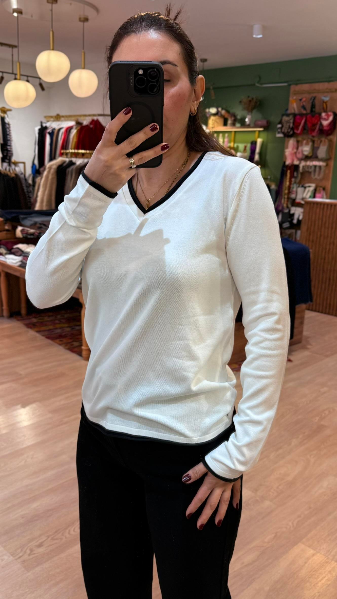 Uzun Kollu V Yaka Basic Bluz Beyaz · 4