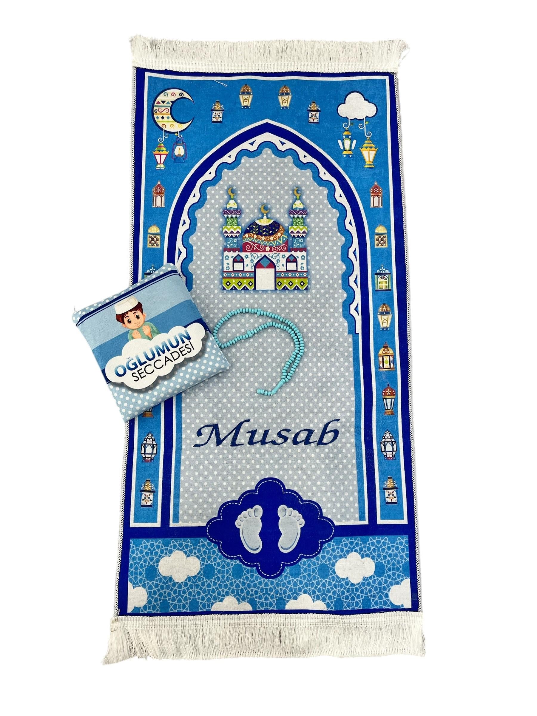 İsme Özel Nakışlı, Çantalı, Tesbihli, Dijital Baskılı Çocuk Seccade Seti - Mavi