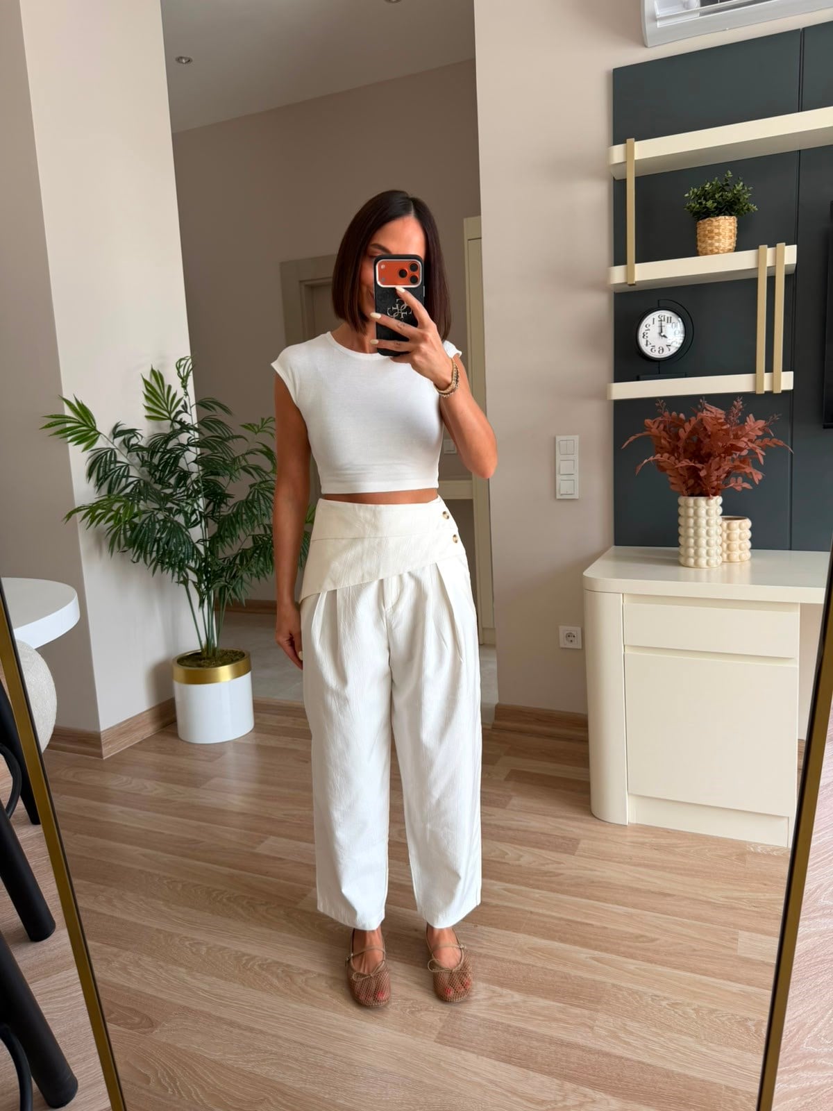 Beyaz Yandan Düğme Detaylı Pantolon