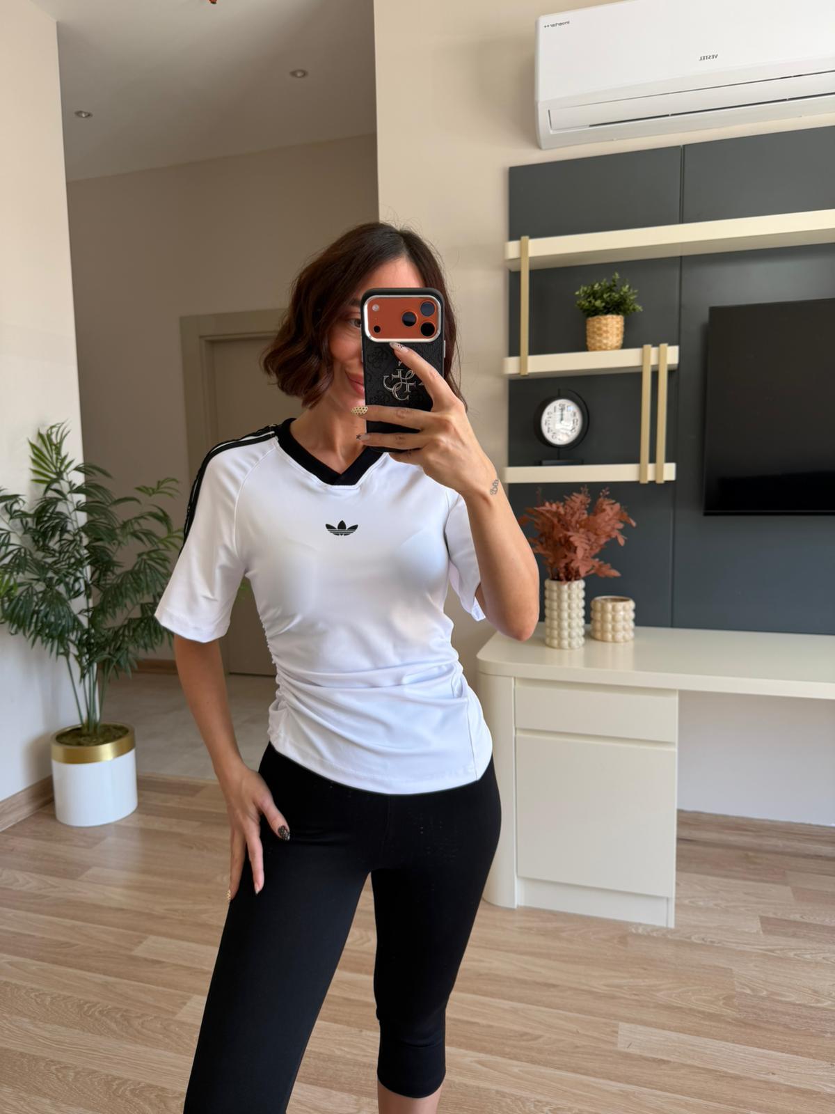 Marka Model Beyaz Yanı Büzgülü Tshirt