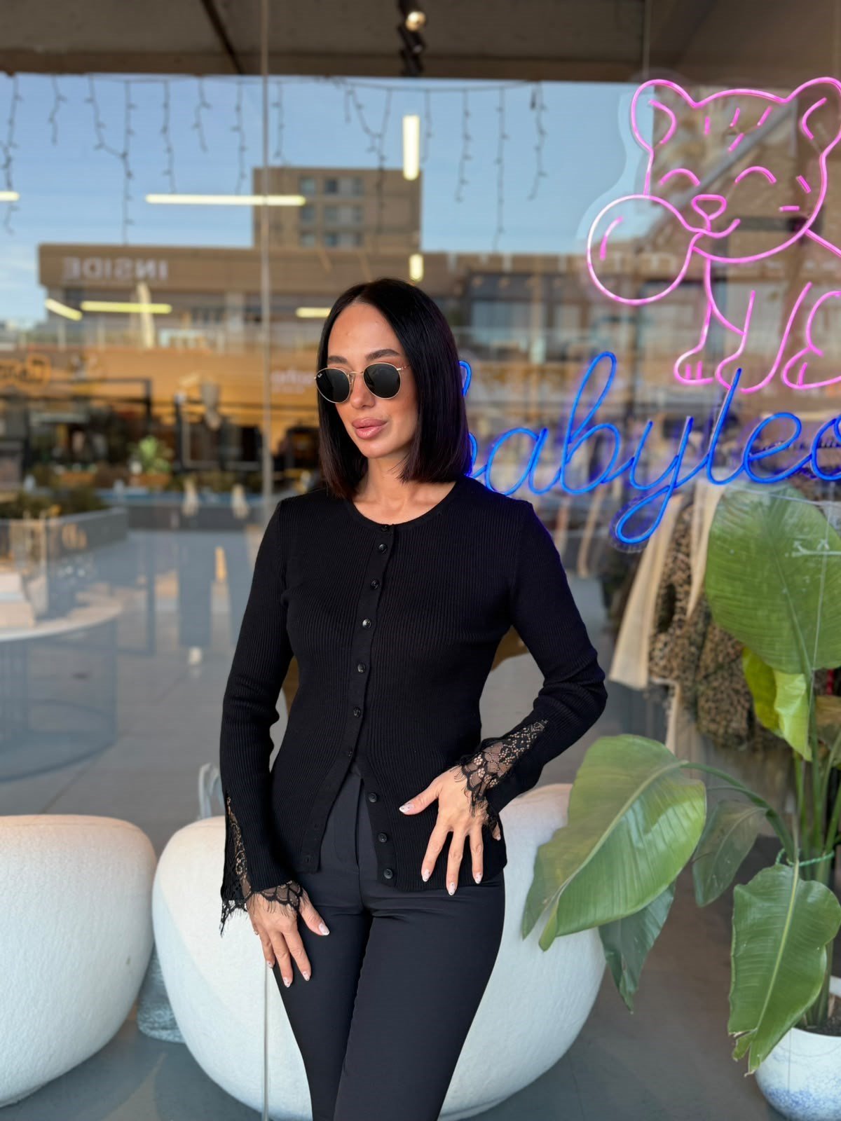Marka Model Siyah Dantel Detaylı Hırka