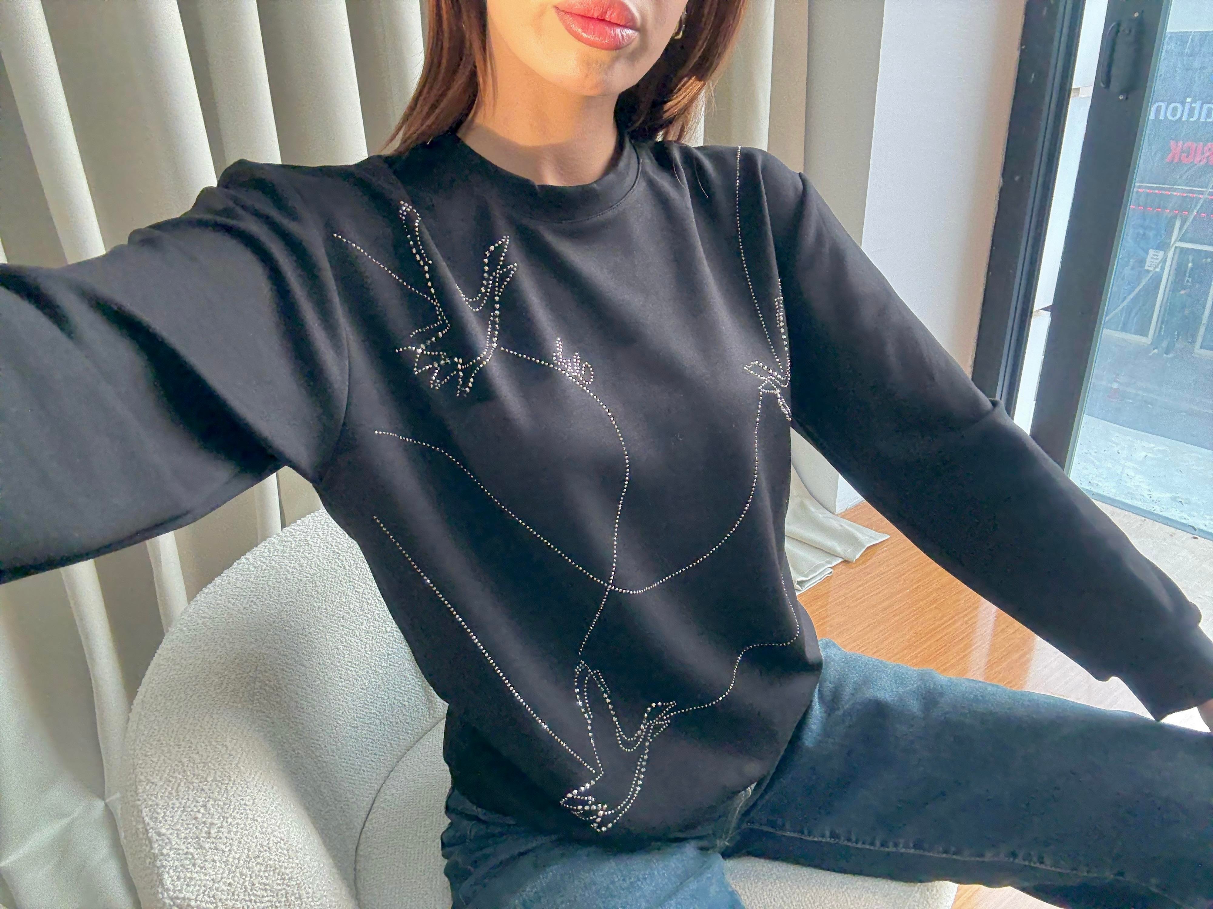 İhraç Fazlası Taş İşlemeli Siyah Sweatshirt