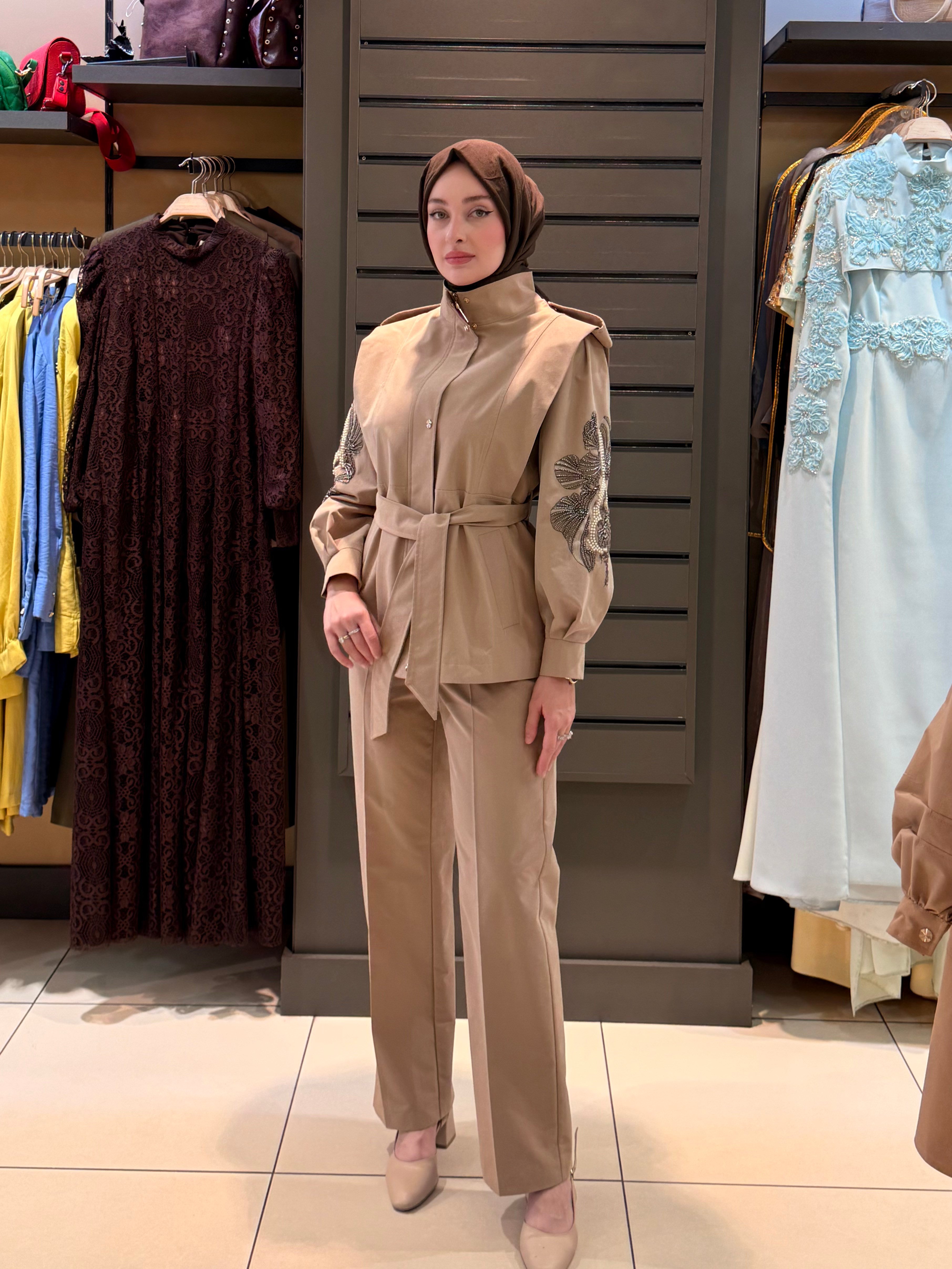 ÇİÇEK İŞLEMELİ KEMERLİ PANTOLON TAKIM CAMEL