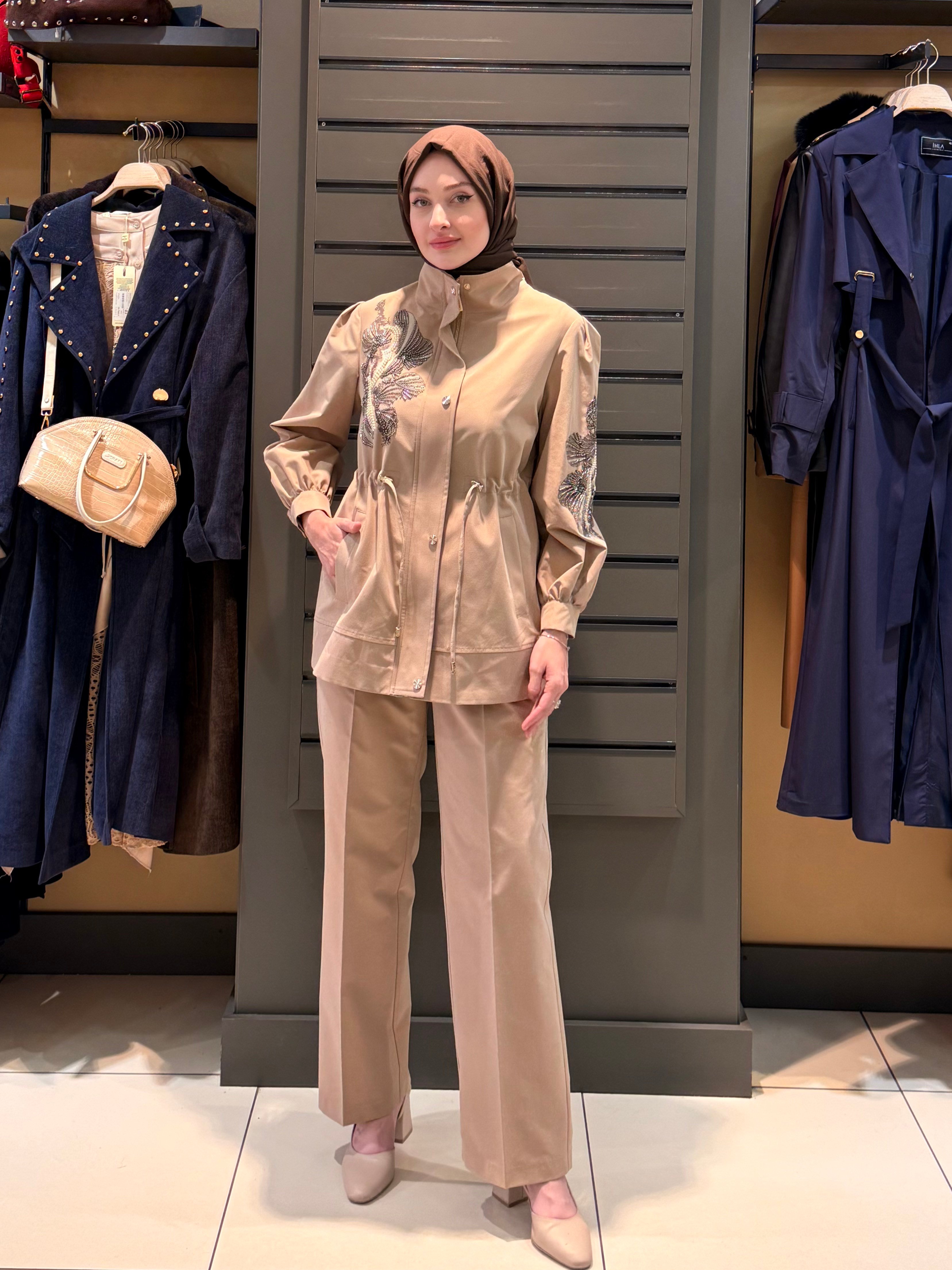 KOL İŞLEMELİ PANTOLON TAKIM CAMEL