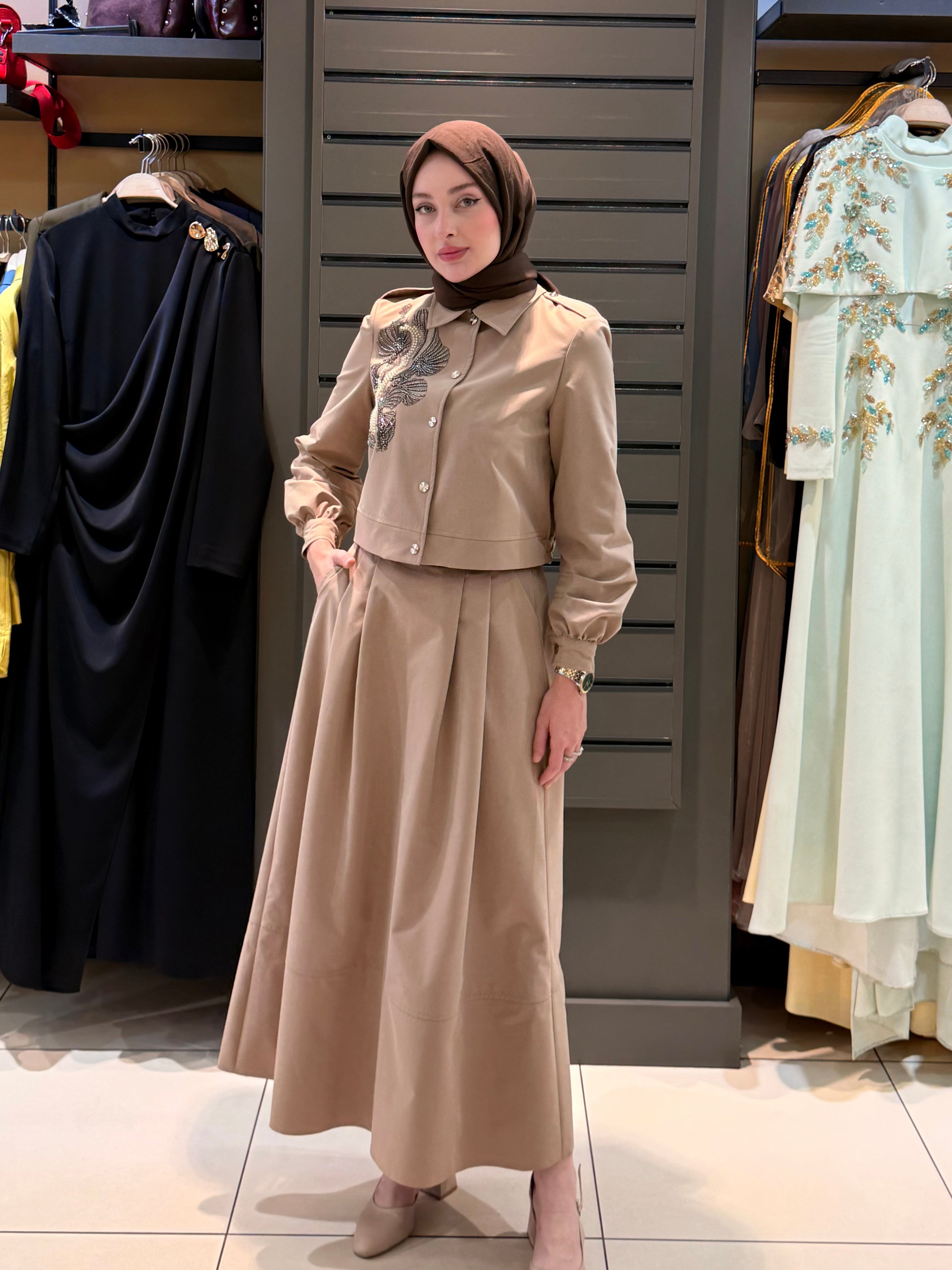 ÇİÇEK İŞLEMELİ DÜĞMELİ ETEK TAKIM CAMEL