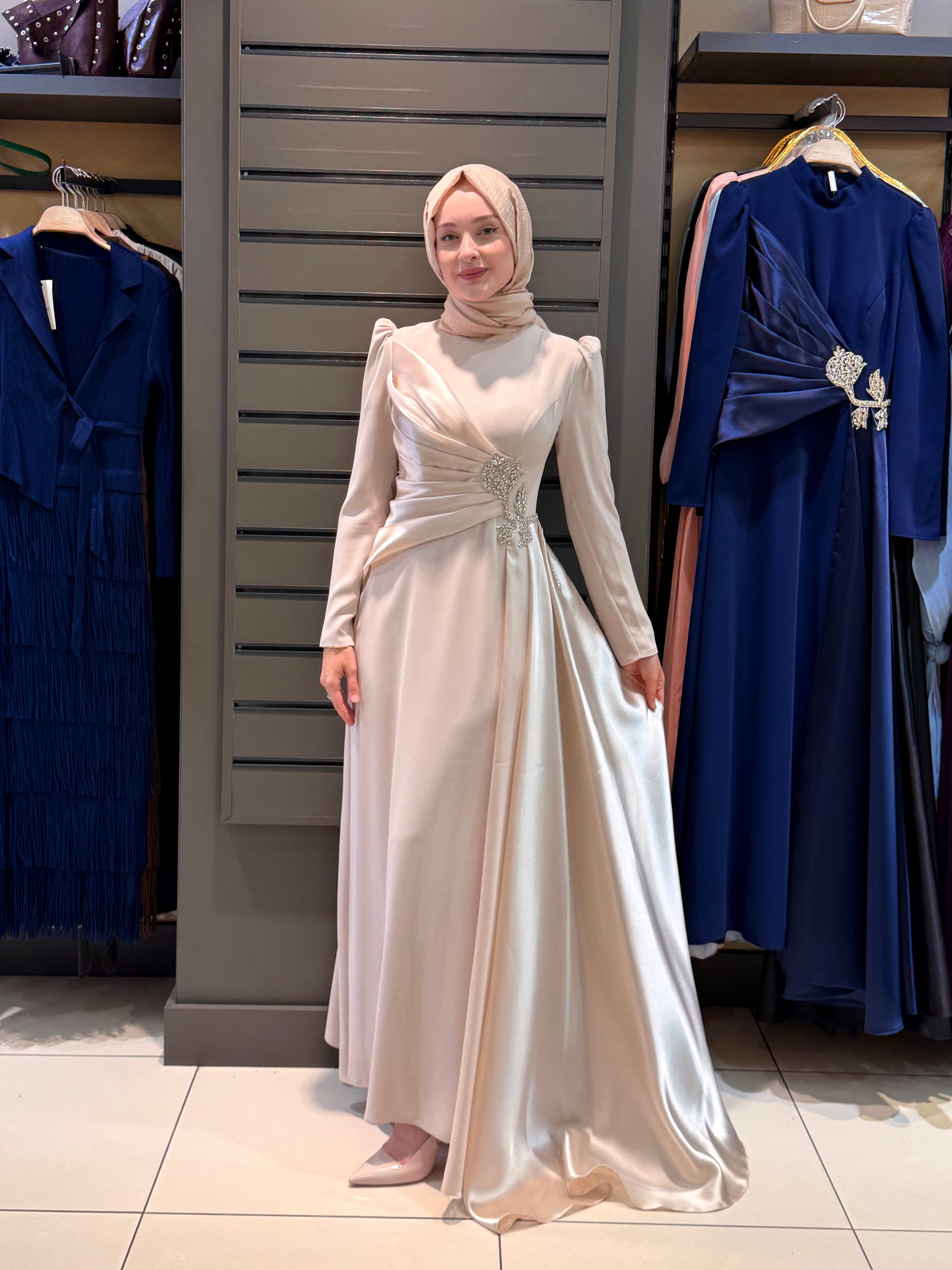 TAŞLI GÜL DETAY ABİYE BEJ