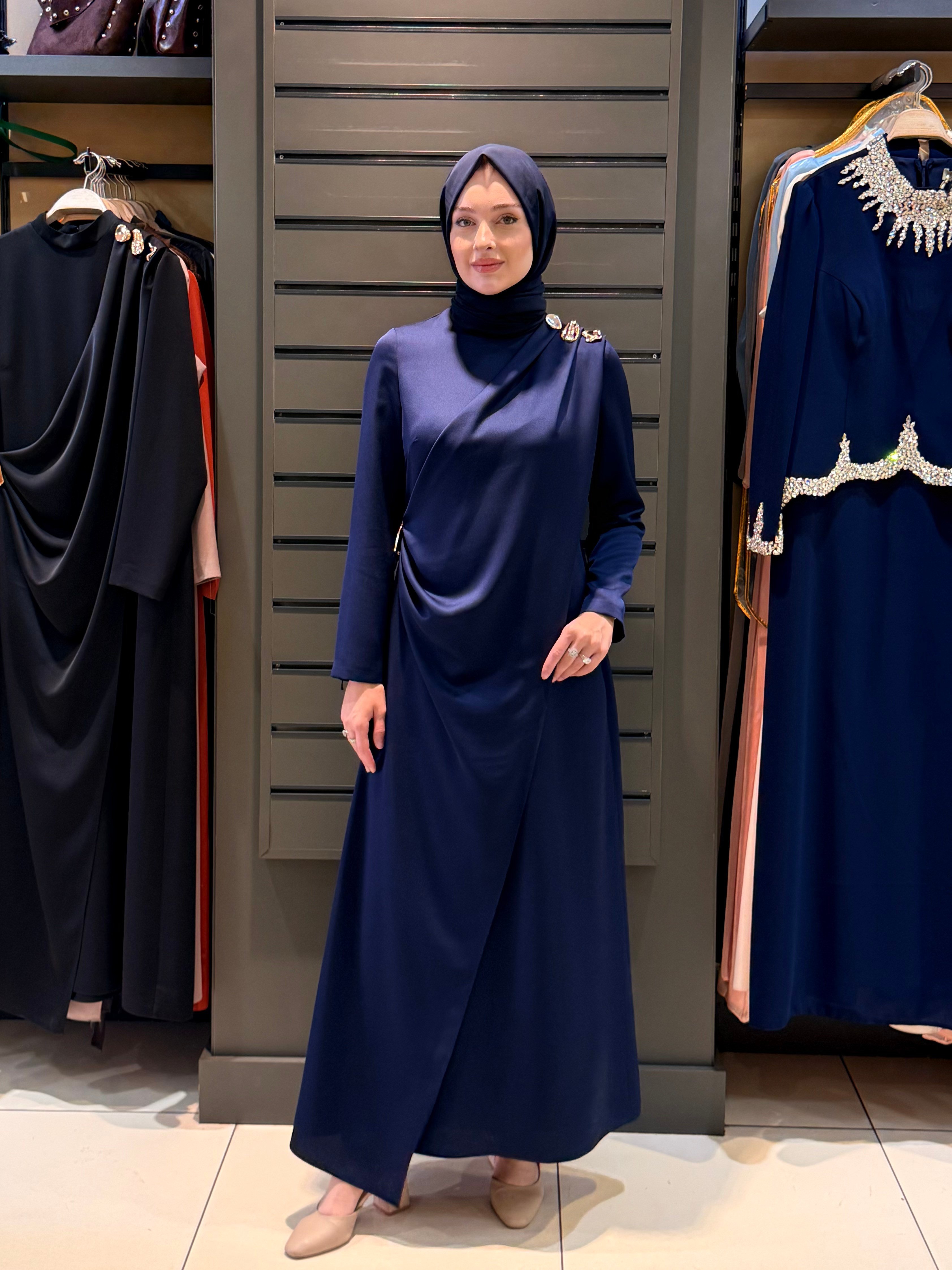 BEL OMUZ GOLD BROŞ ELBİSE LACİ