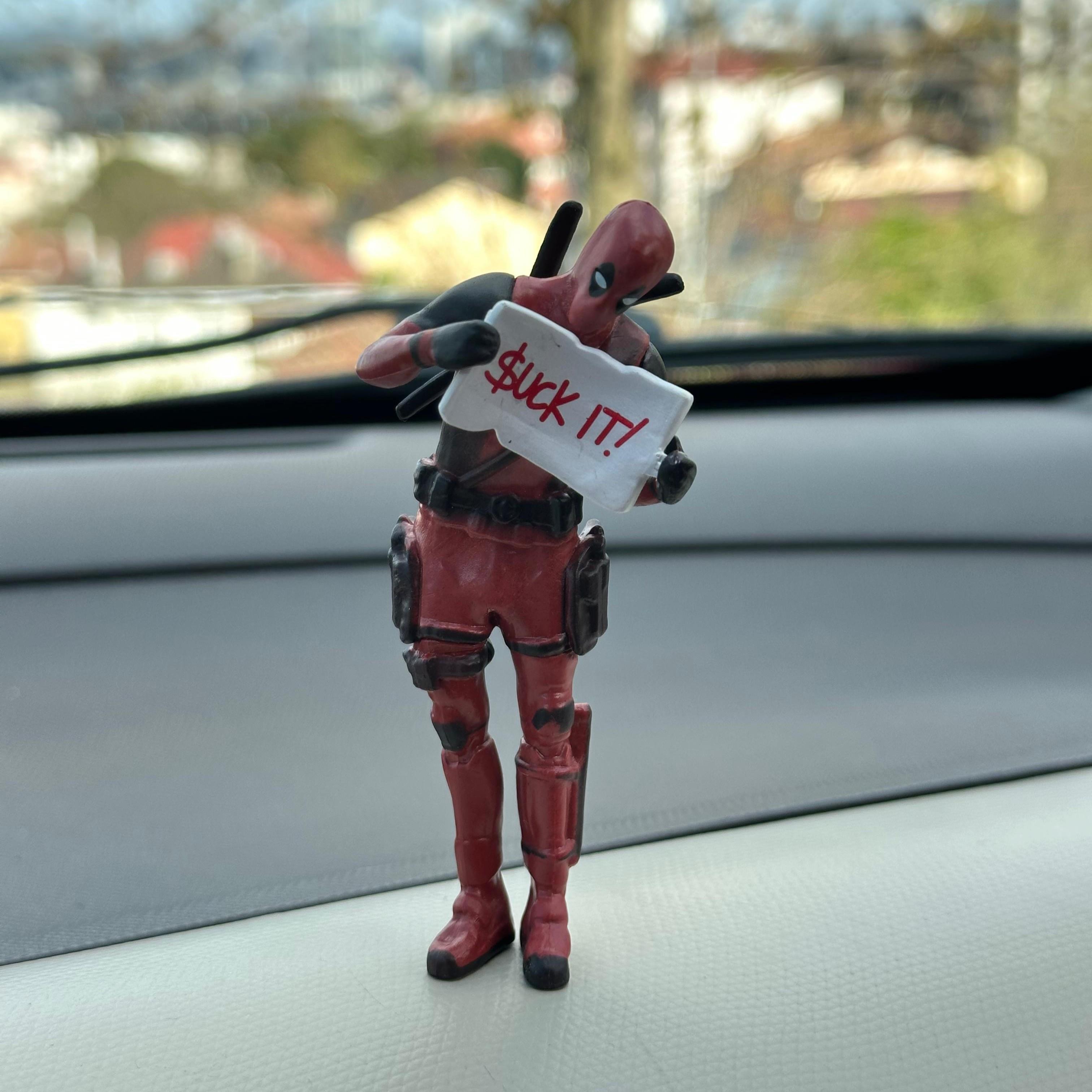 Yazılı Deadpool Süper Kahraman Figürü Biblo Araba Torpido Aksesuar Araç İçi Aksesuar Süslemeler