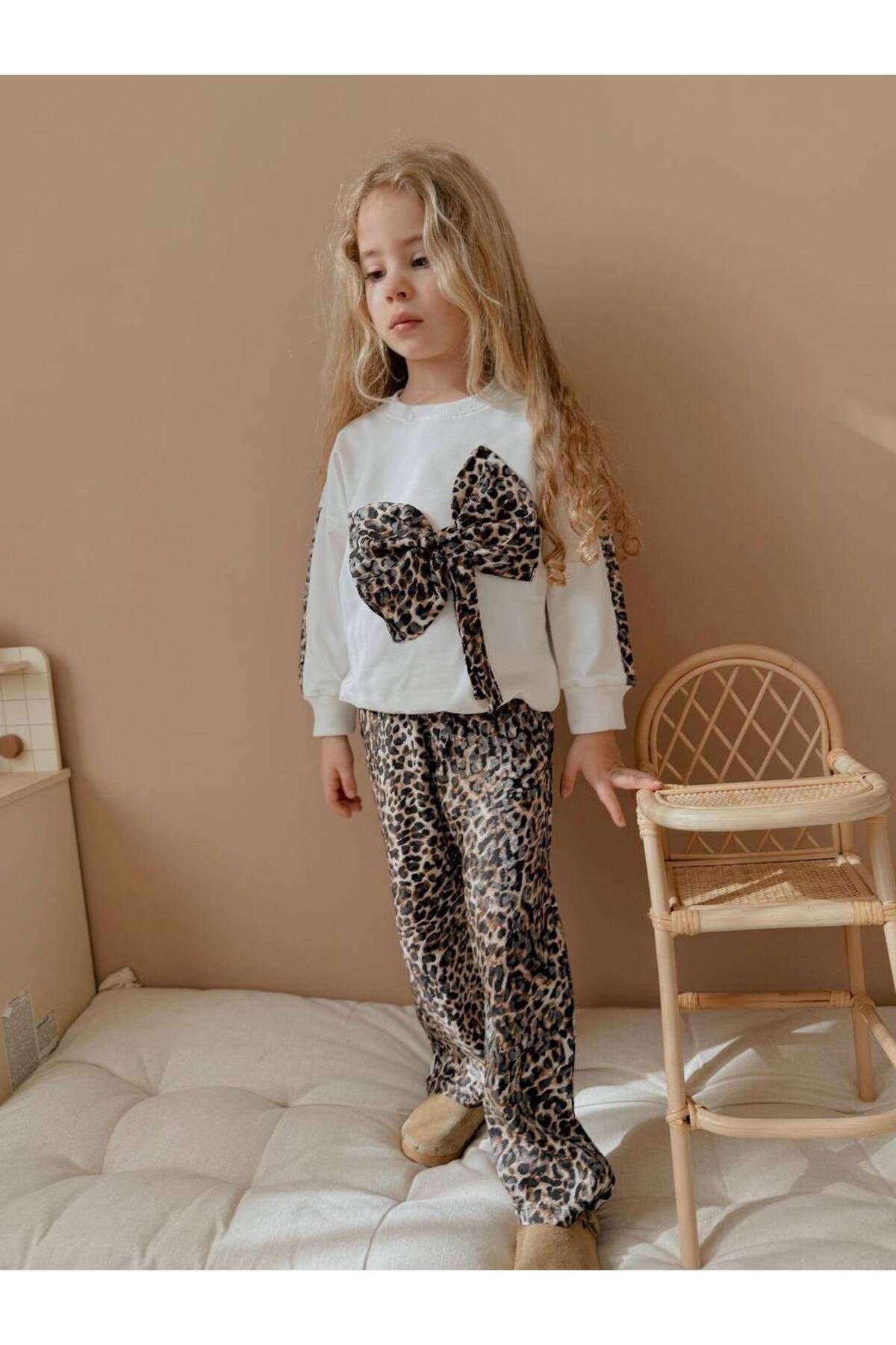 Yigit Butik Fiyonk Detaylı Leopar Desenli Kız Çocuk Alt Üst Takım