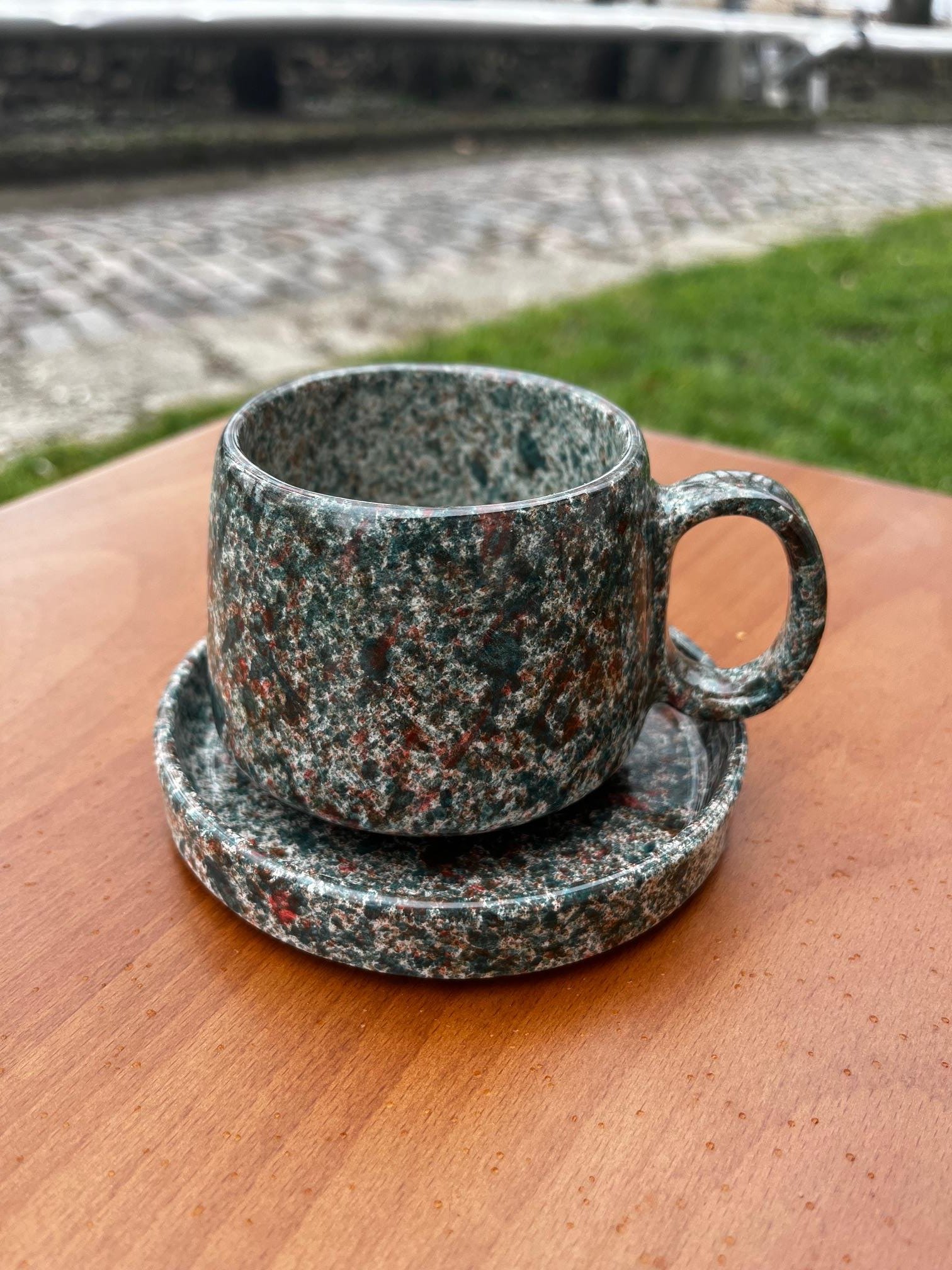 Kırmızı Benekli Yeşil Granit Dokulu Çini Tabaklı Kupa