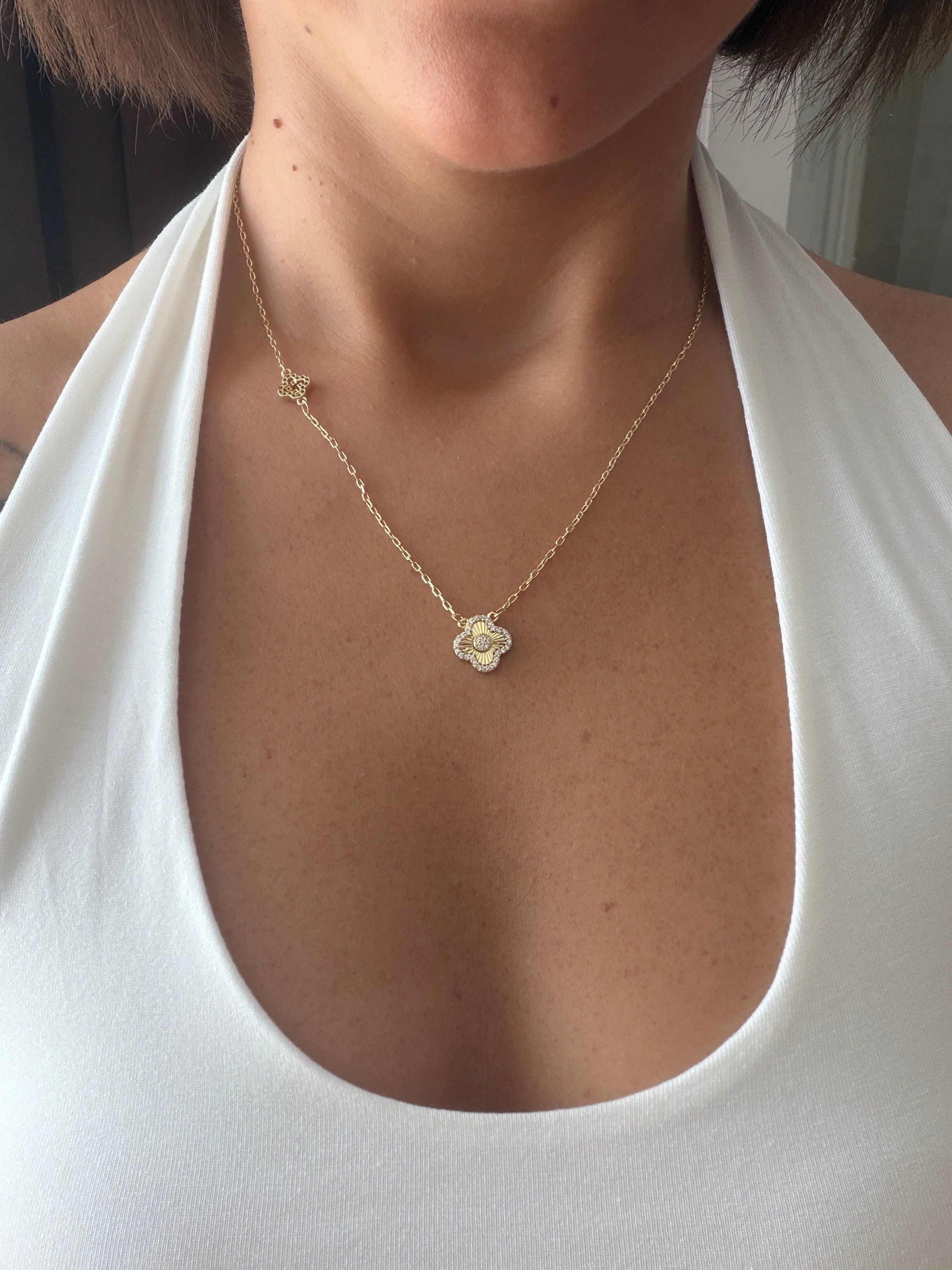 14K gold renk çift yonca detayları olan zirkon taşlı ve lazer kesim tasarım kolye