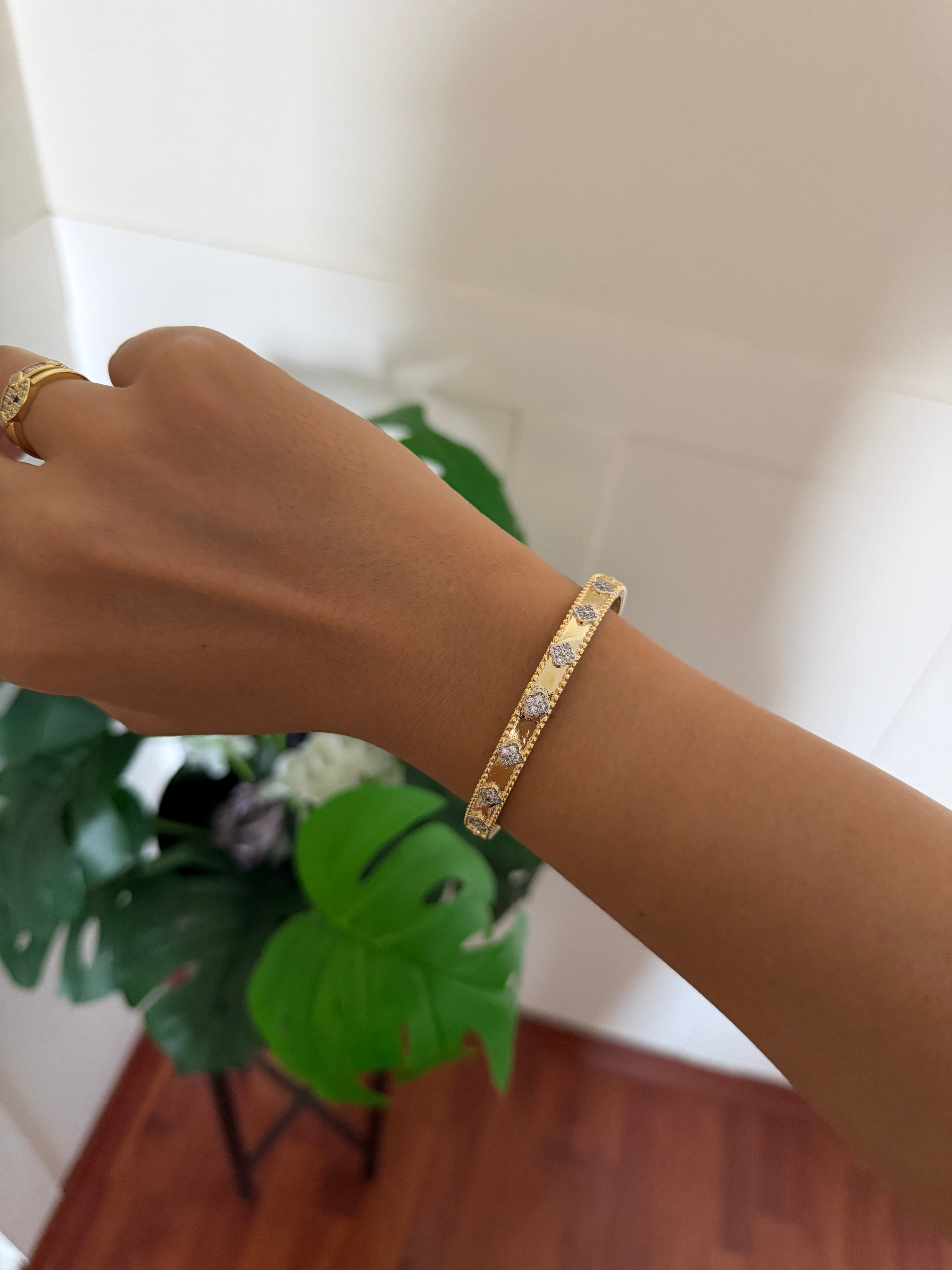 14K gold renk kaplama kelepçe,klipsli harika işçiliğe sahip. Yonca detayları olan bileklik