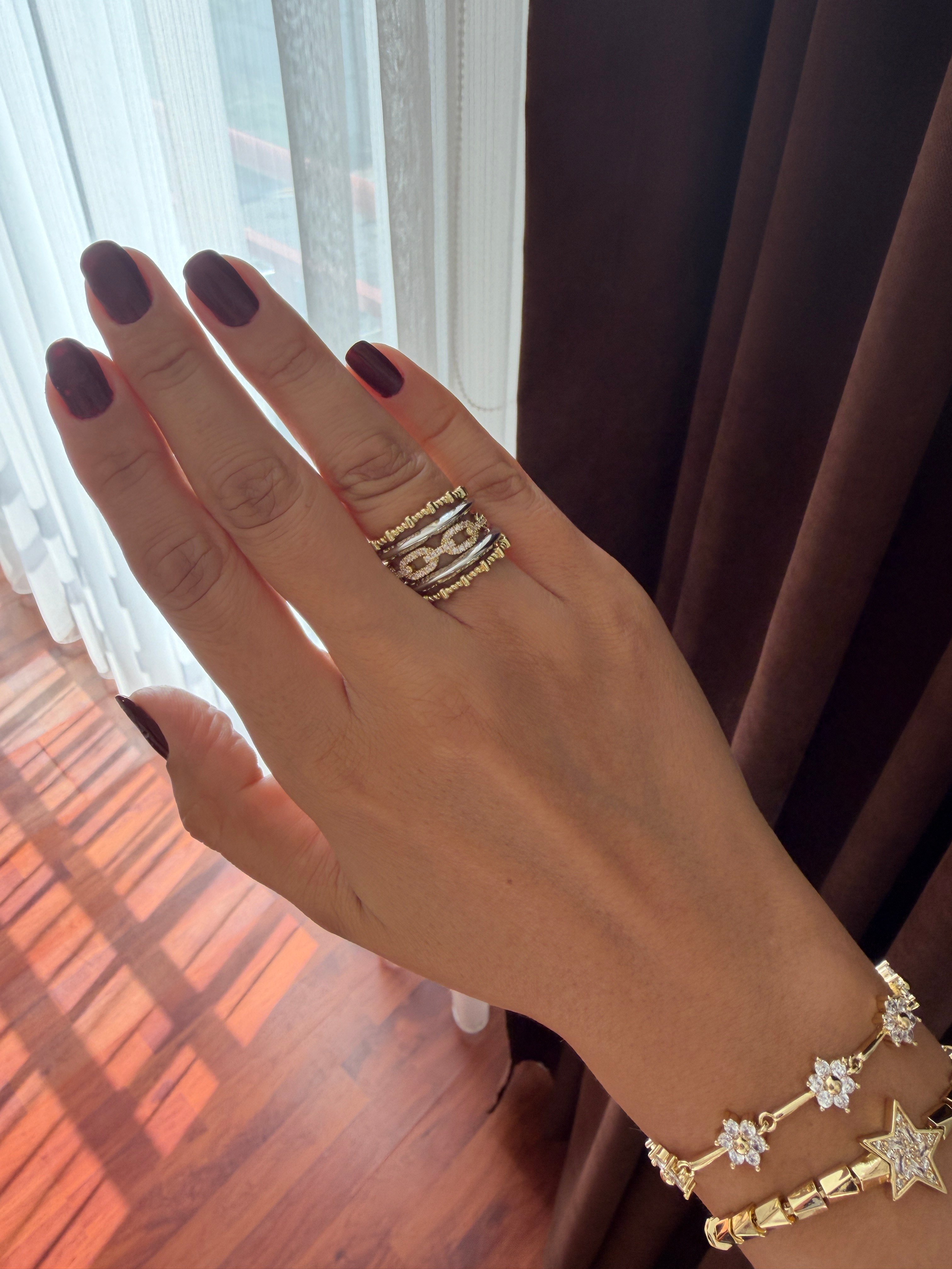 14K gold renk ve silver renk standart 8 numara,çoklu ve ayrı ayrı kullanılabilir taşlı bir yüzük