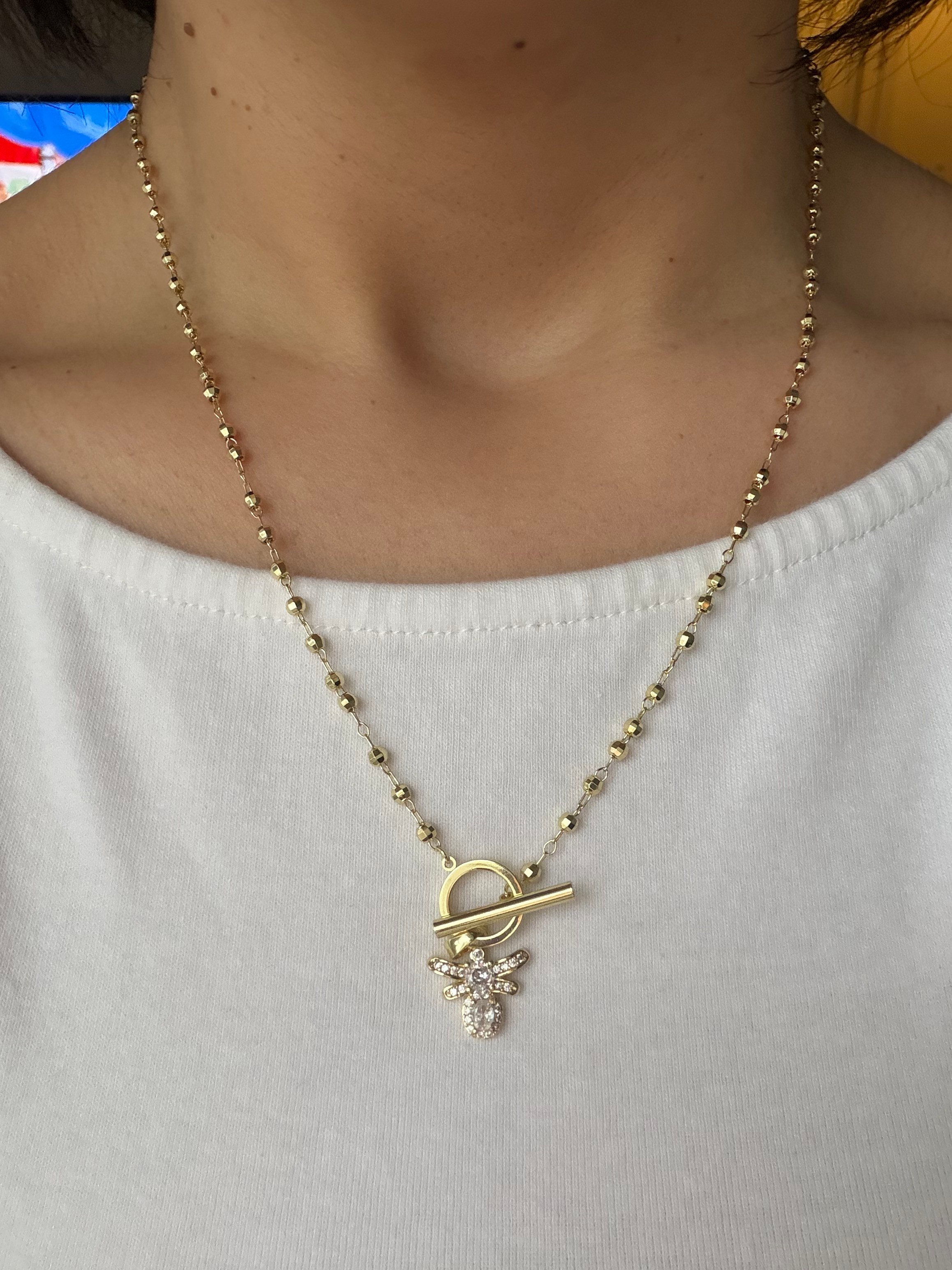 Light gold renk,dorika zincir ve mükemmel kullanım. Arı detaylı tasarım kolye