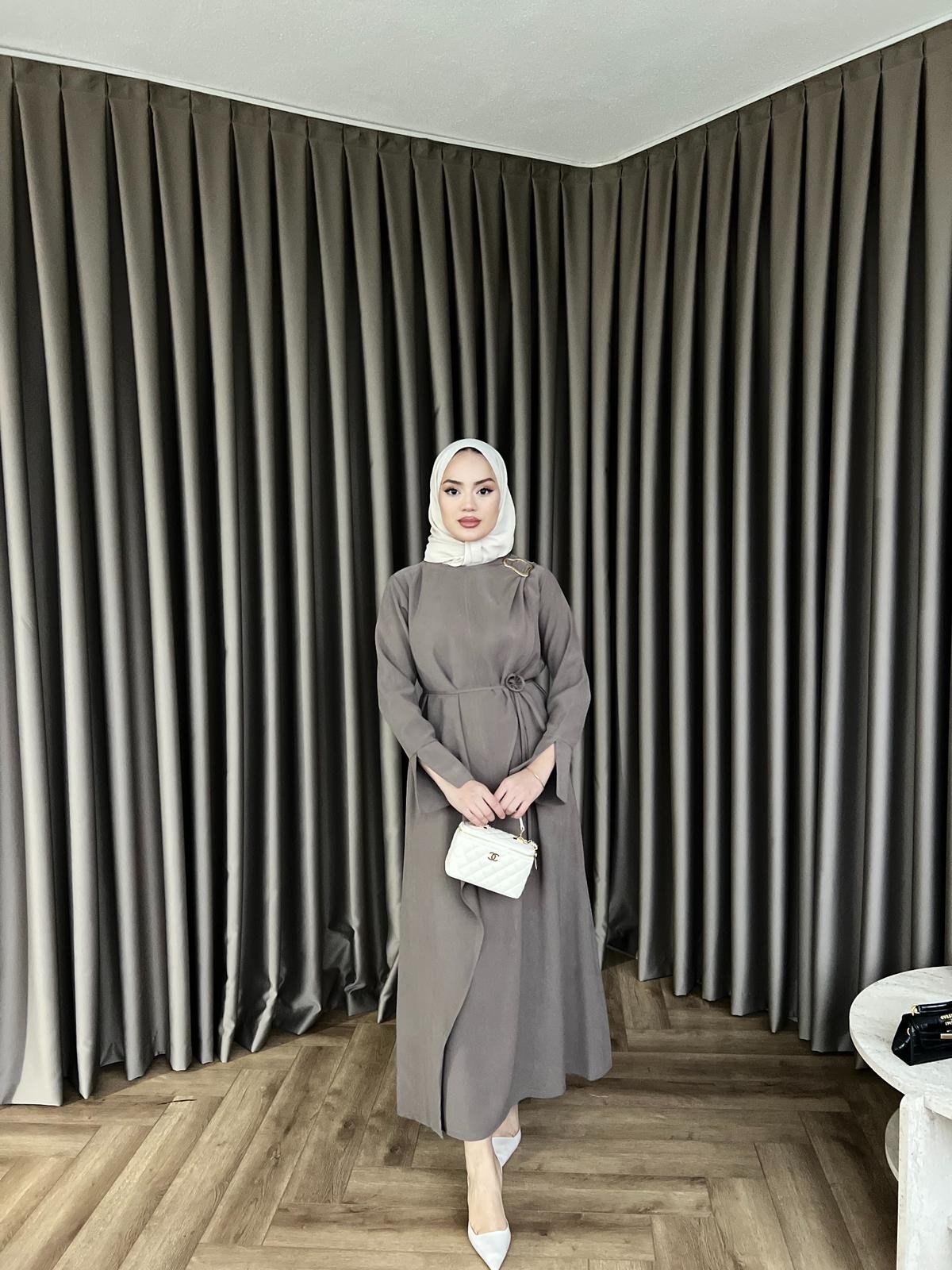 Desli Broşlu Elbise - Vizon