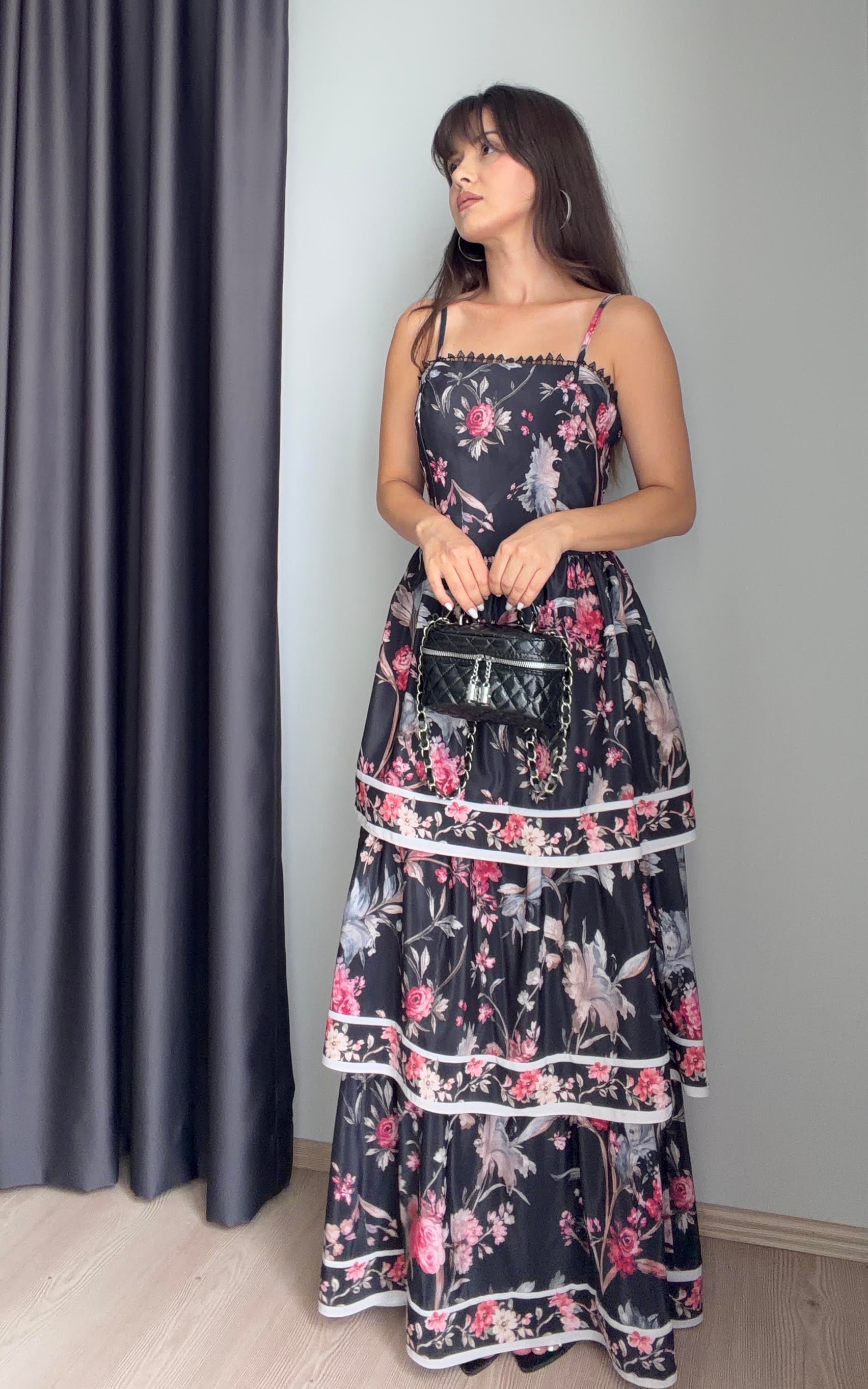 KATLI SİYAH FLORAL ELBİSE