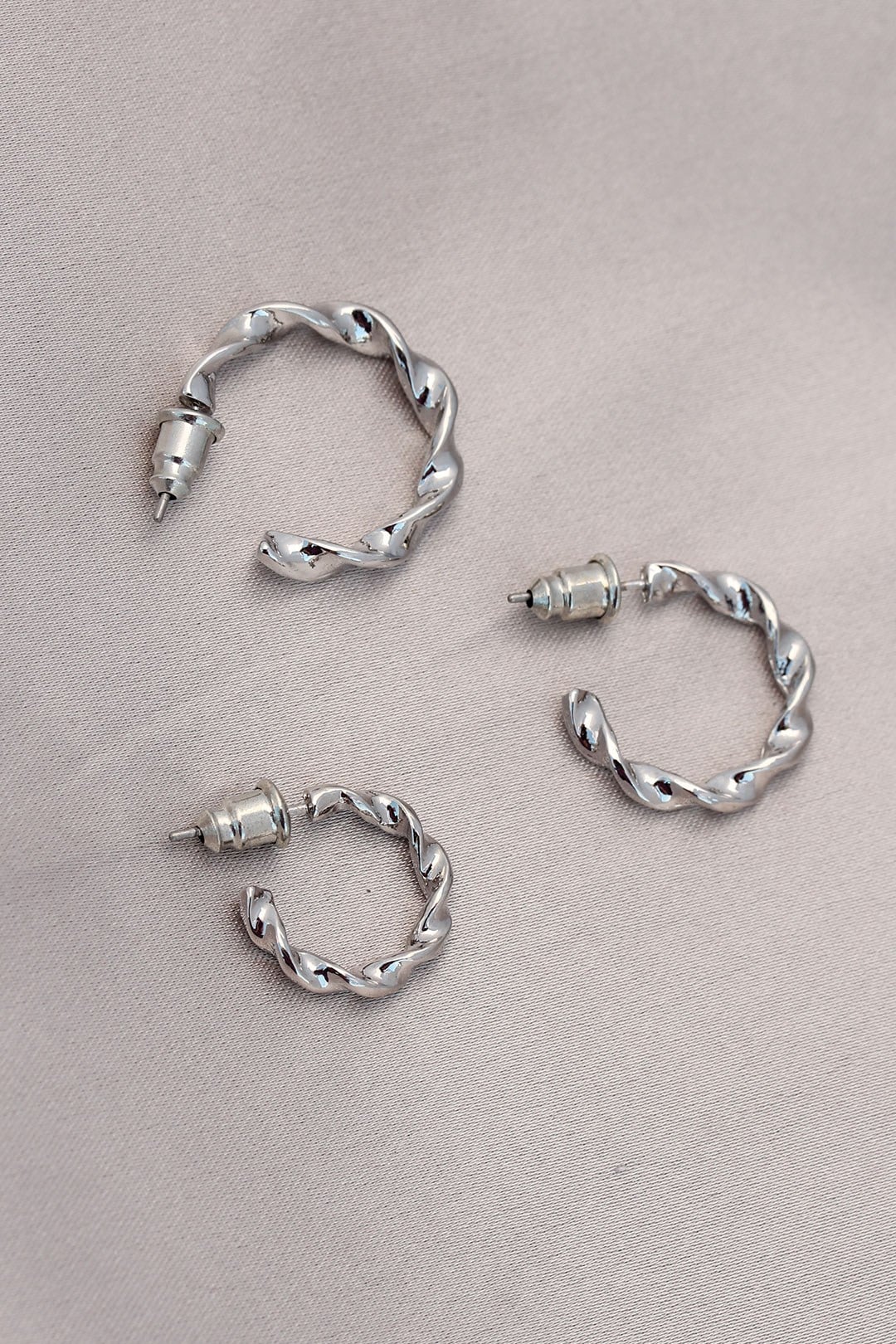 Burgu Model Gümüş Metal Küpe Seti