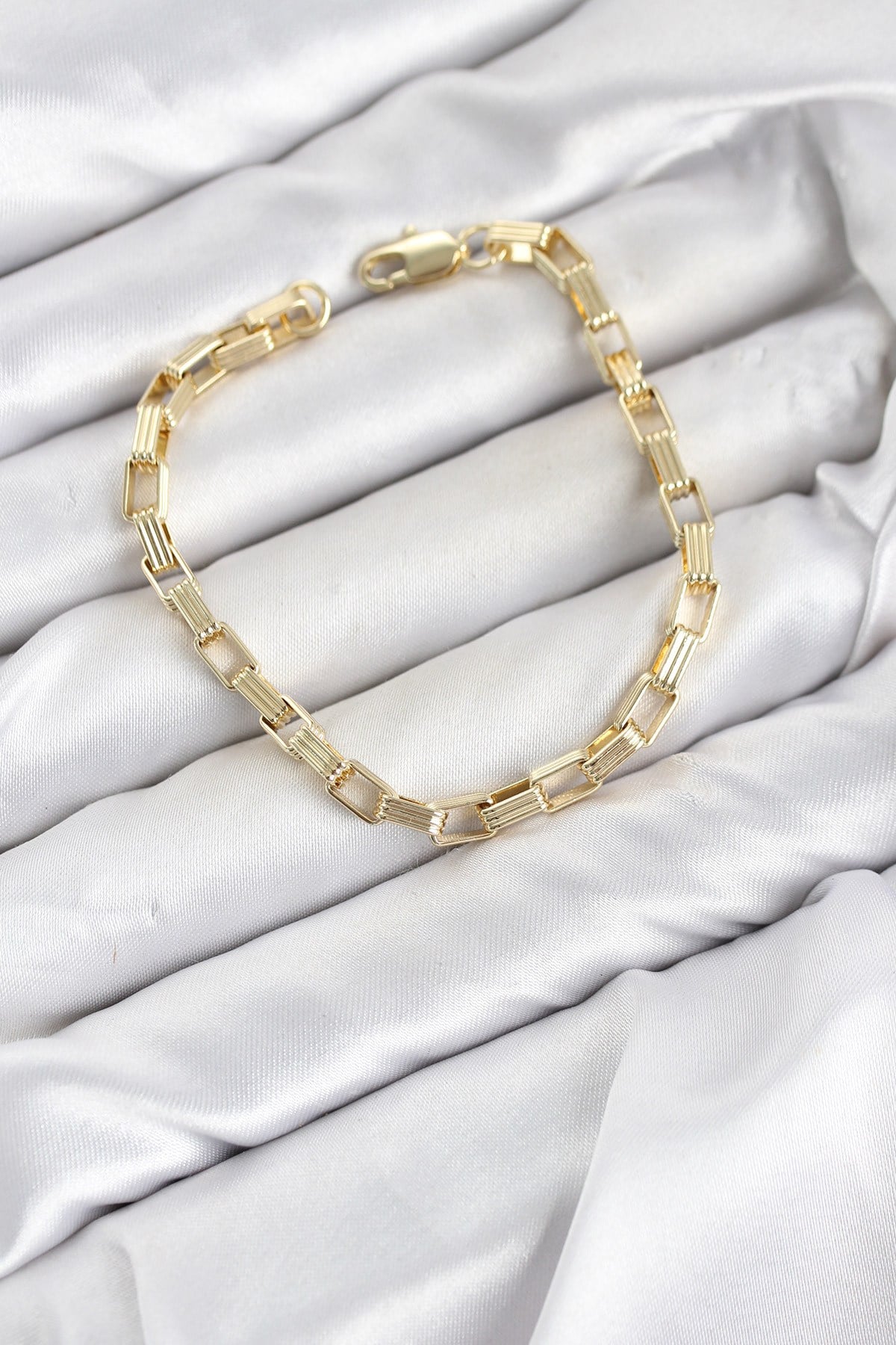 CM Kare Halka Model Gold Renk Pirinç Kadın Bileklik