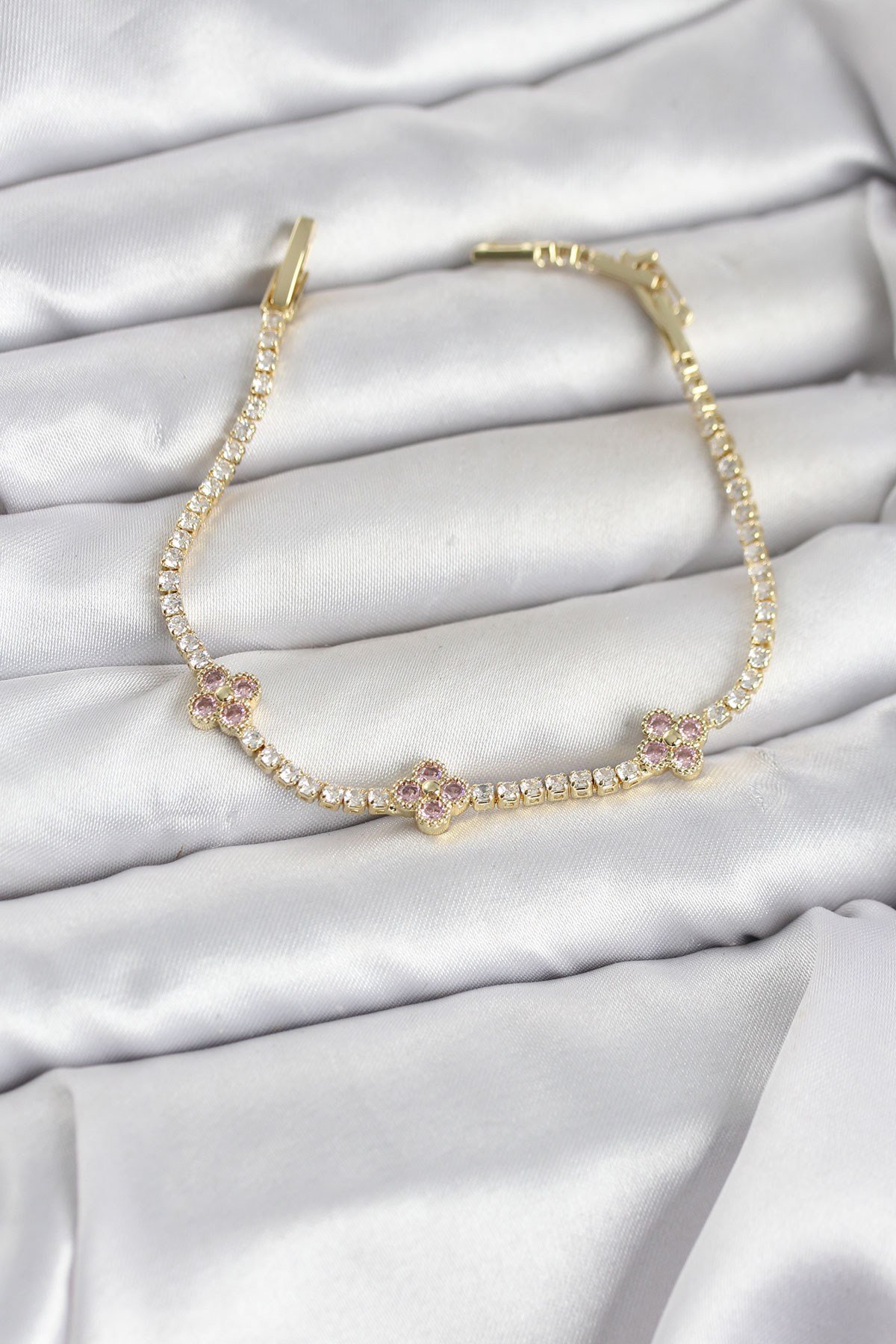 Pembe Yonca Detaylı Zirkon Taşlı Gold Renk Pirinç Su Yolu Kadın Bileklik