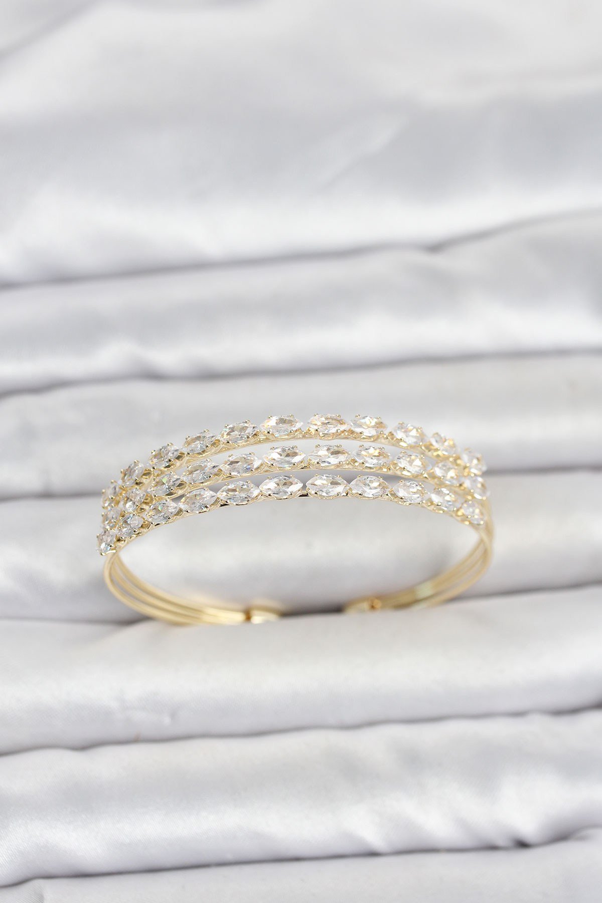 Pirinç Gold Renk Arpa Kesim Zirkon Taşlı Sıralı Model Kadın Bileklik