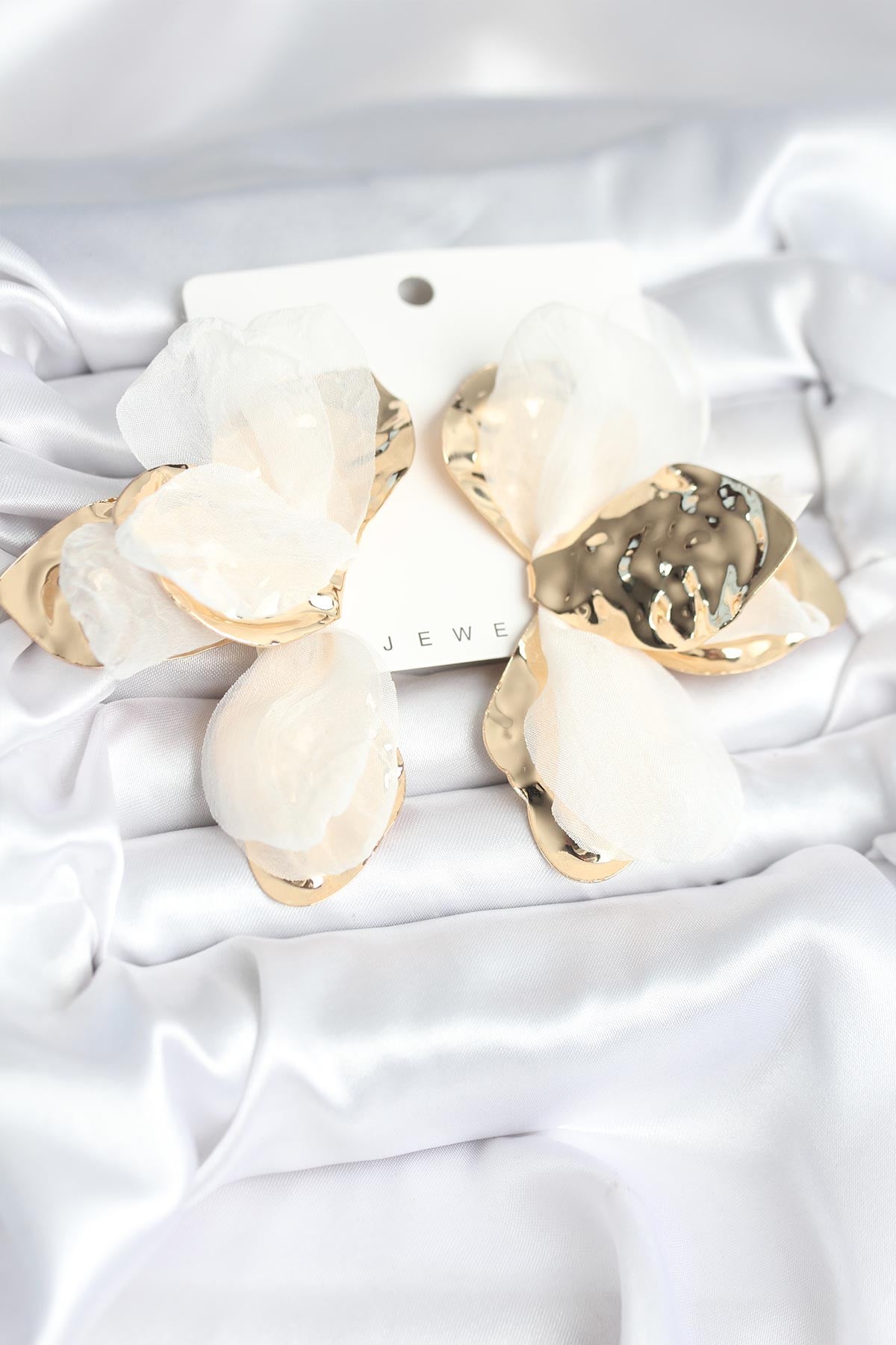 Pirinç Gold Renk Beyaz Tüllü Lotus Kadın Küpe