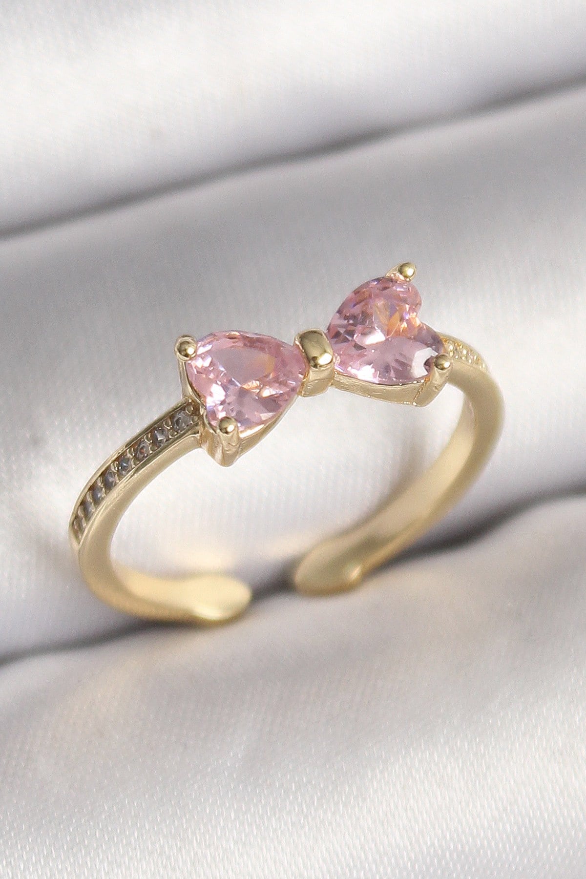 Pirinç Gold Renk Pembe Zirkon Taşlı Kalp Fiyonk Model Kadın Yüzük