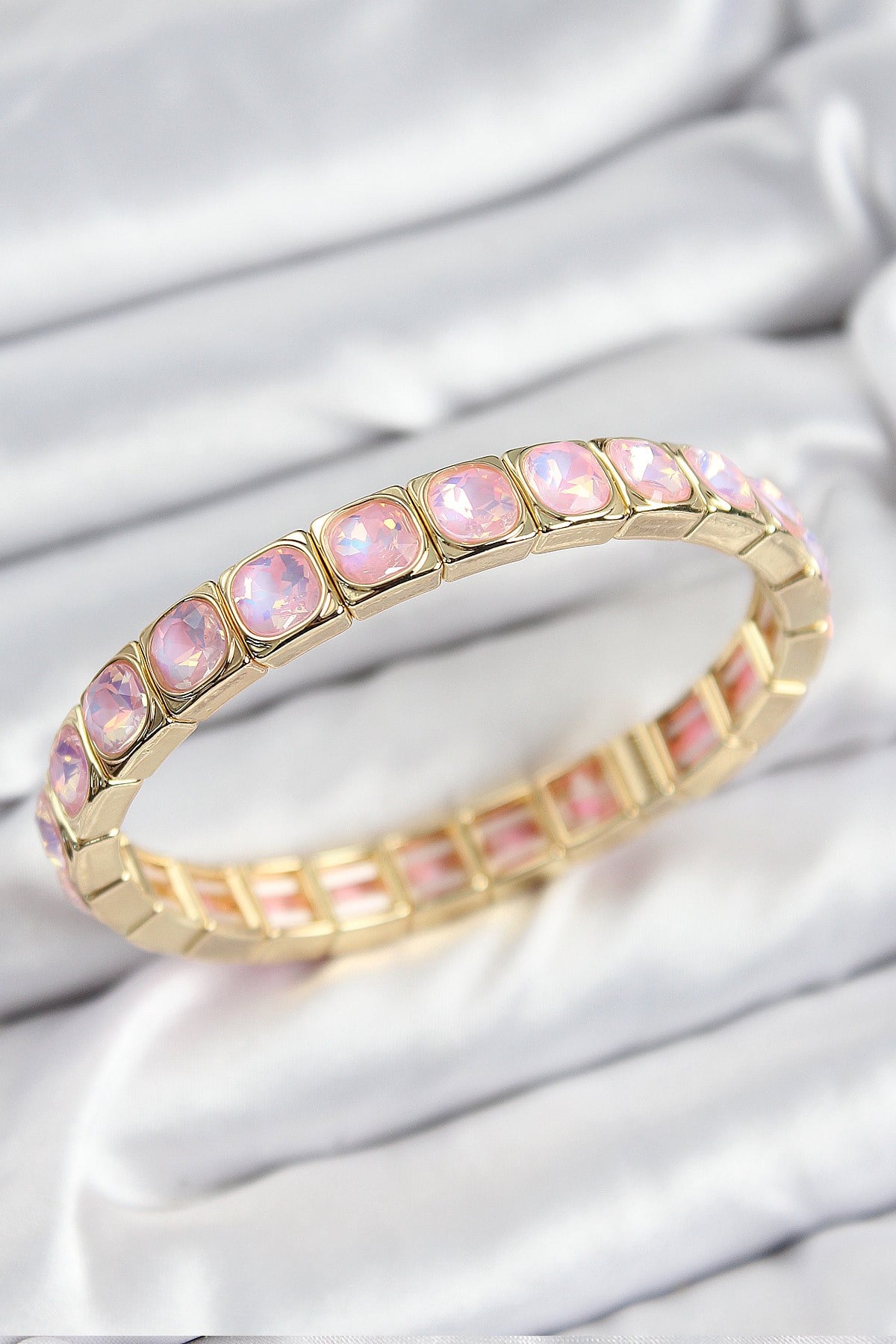 Pirinç Pembe Zirkon Taşlı Kare Model Gold Renk Lastikli Kadın Bileklik