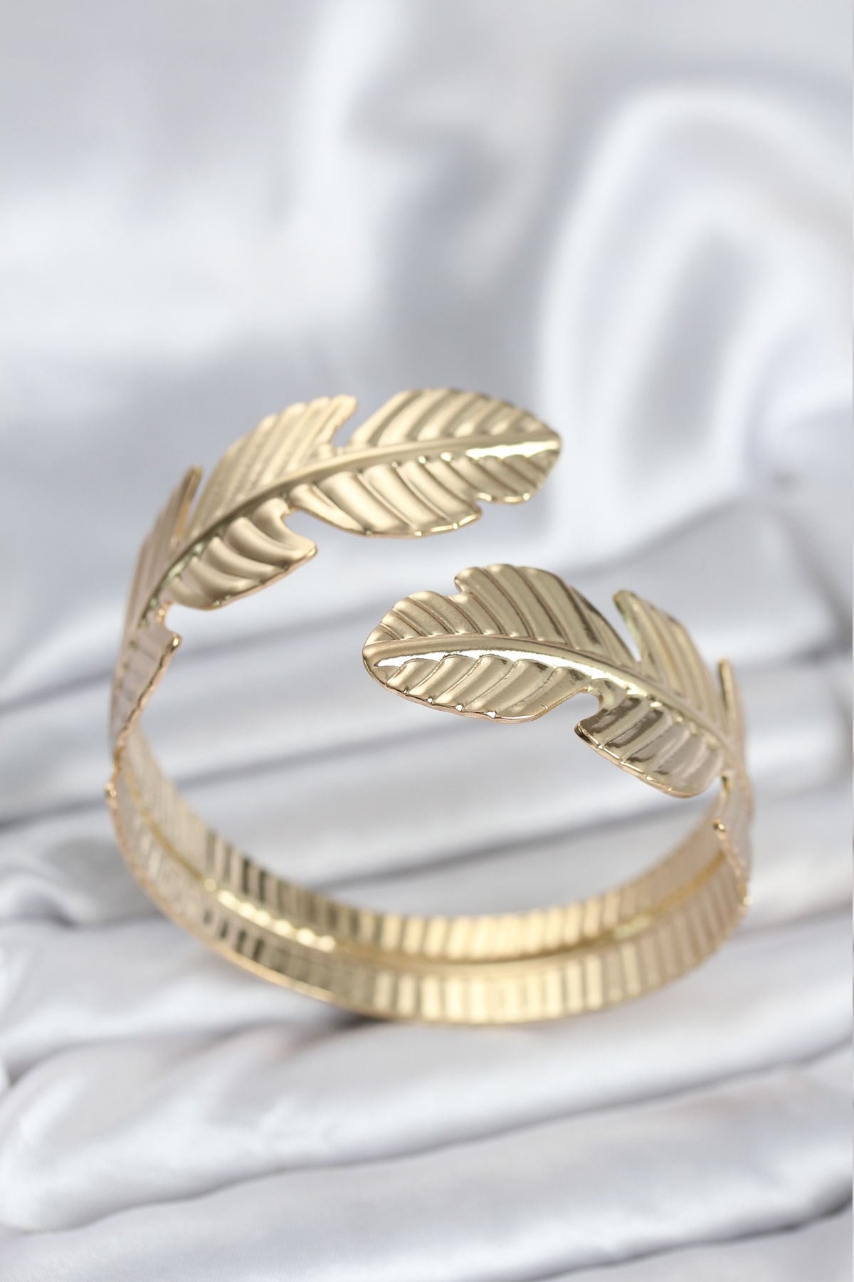 Yaprak Model Gold Renk Kadın Bileklik