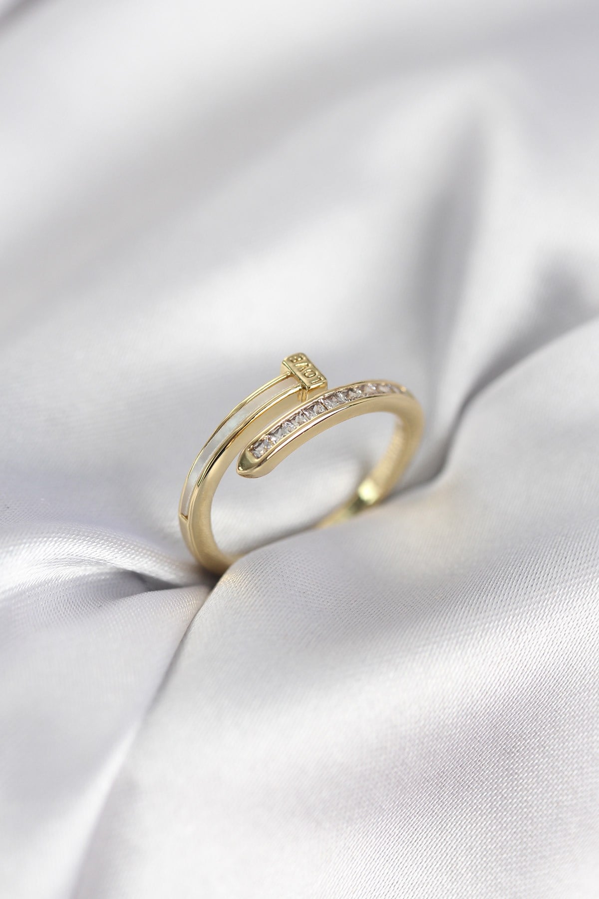 Zirkon Taşlı Gold Renk Yassı Çivi Model Kadın Yüzük