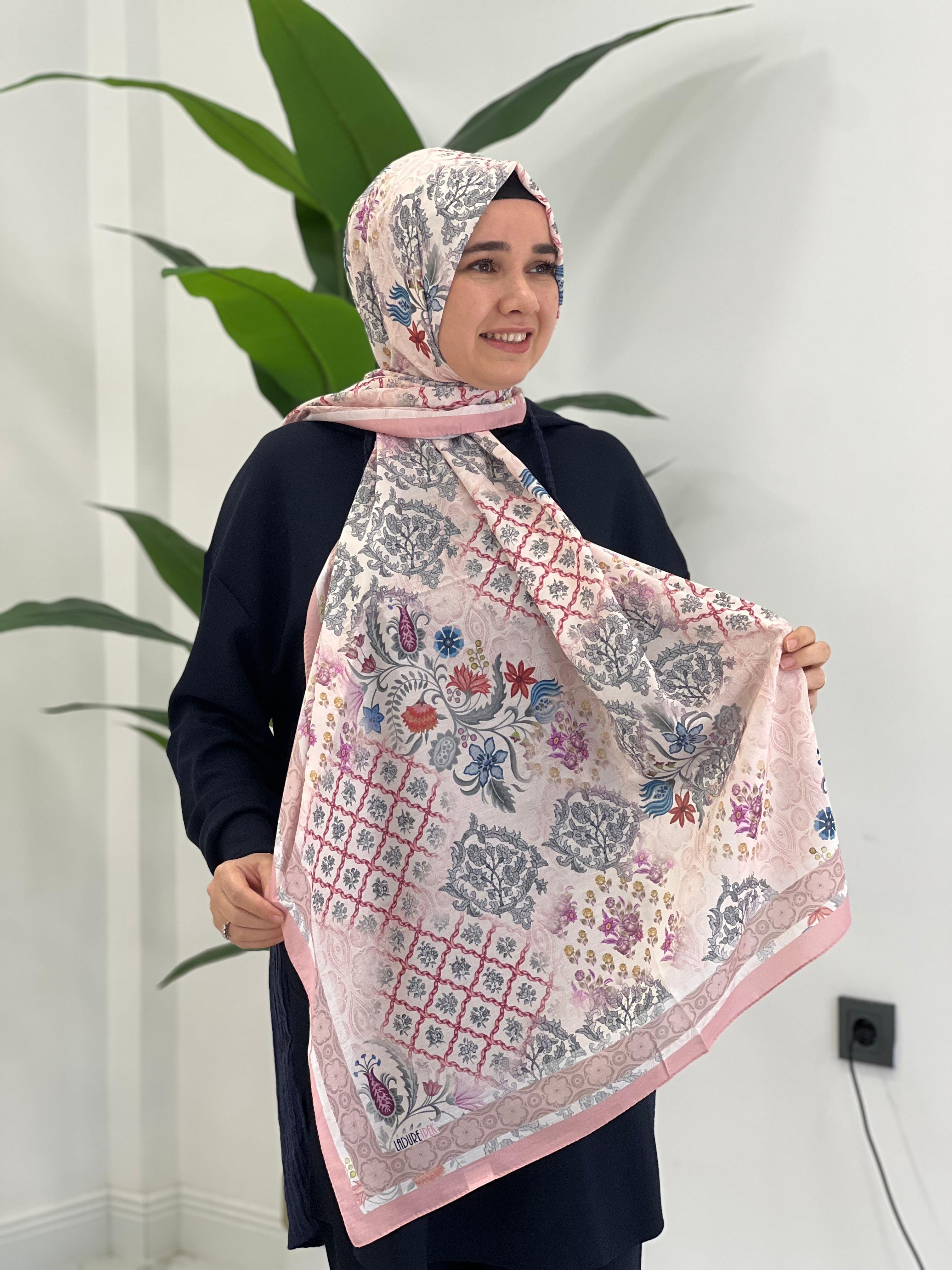 Pembe Desenli Şal
