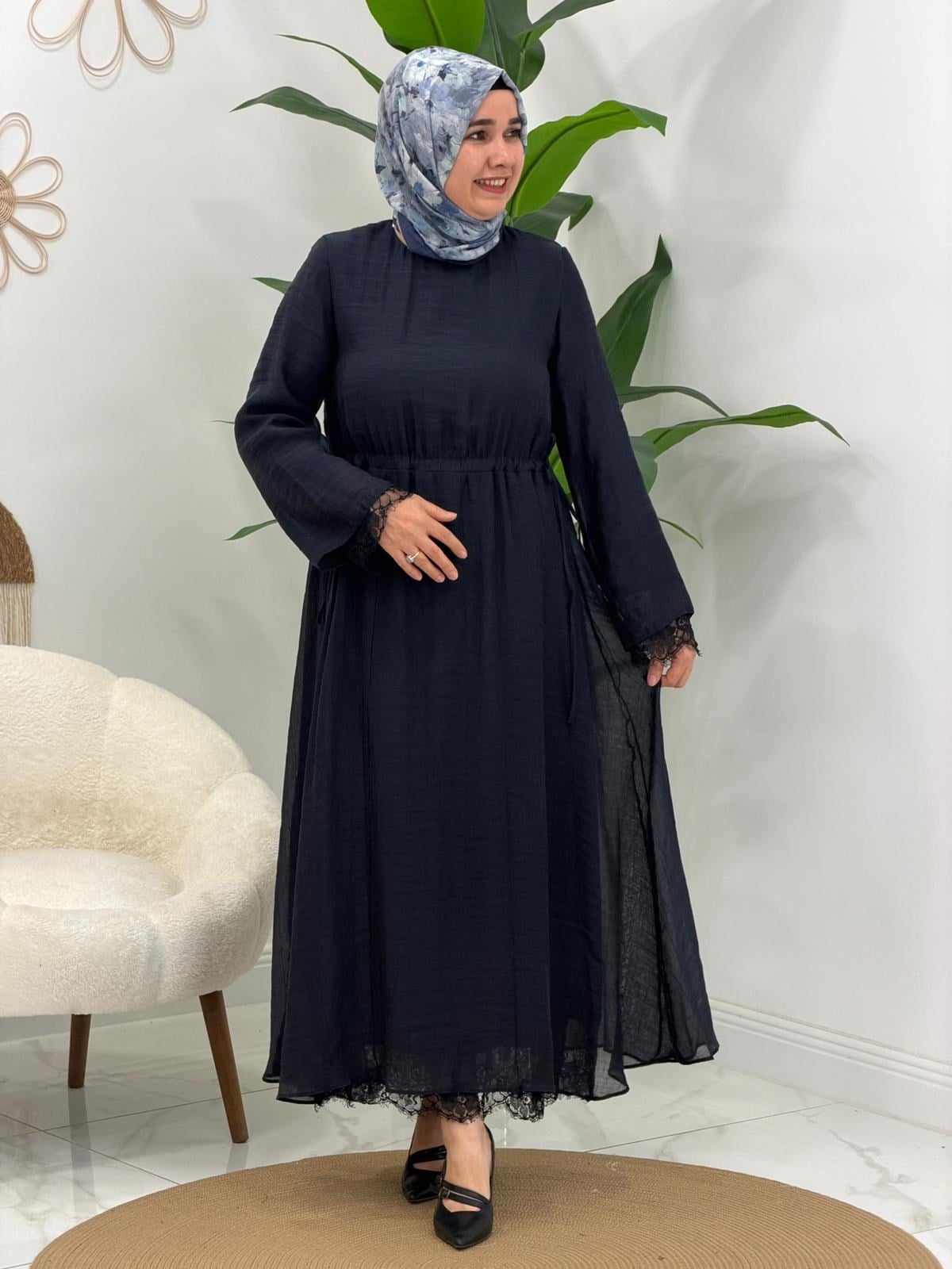 Siyah Kol Detaylı Elbise
