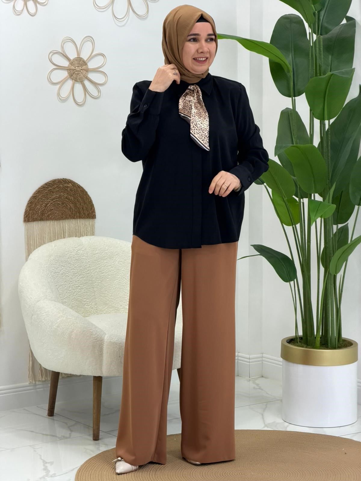 Siyah Leopar Fular Detaylı Gömlek