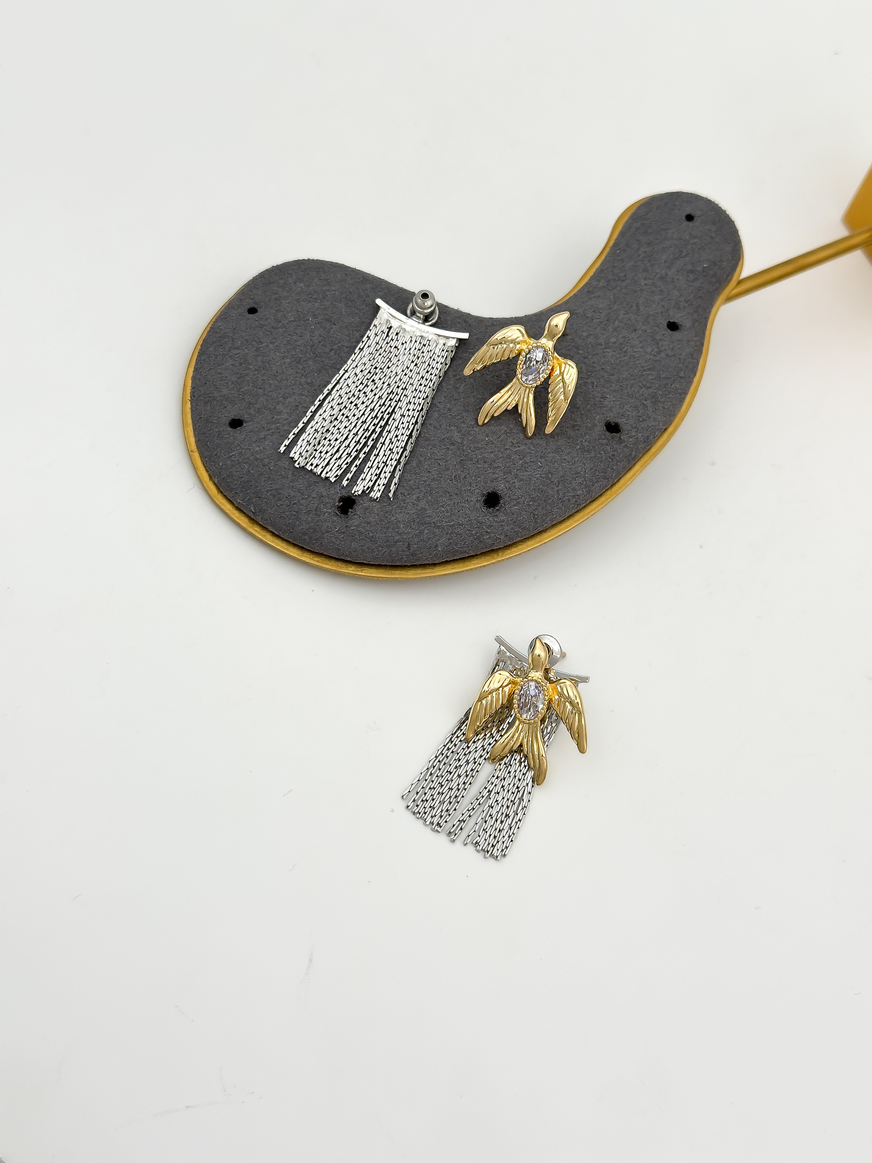 Özel Seri Zirkon Taş Detay İki Renkli Zincir Sallantılı Kuş Figür Küpe