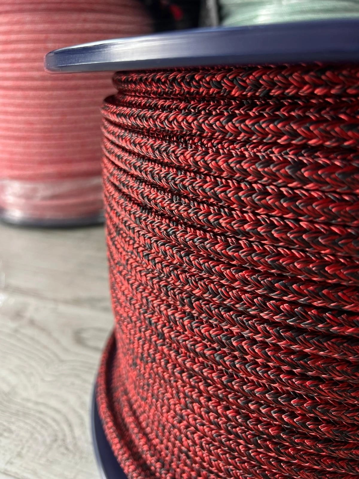 TASMANIA - 14 MM - BLACK-RED MIX (GLEISTEIN) - price per meter