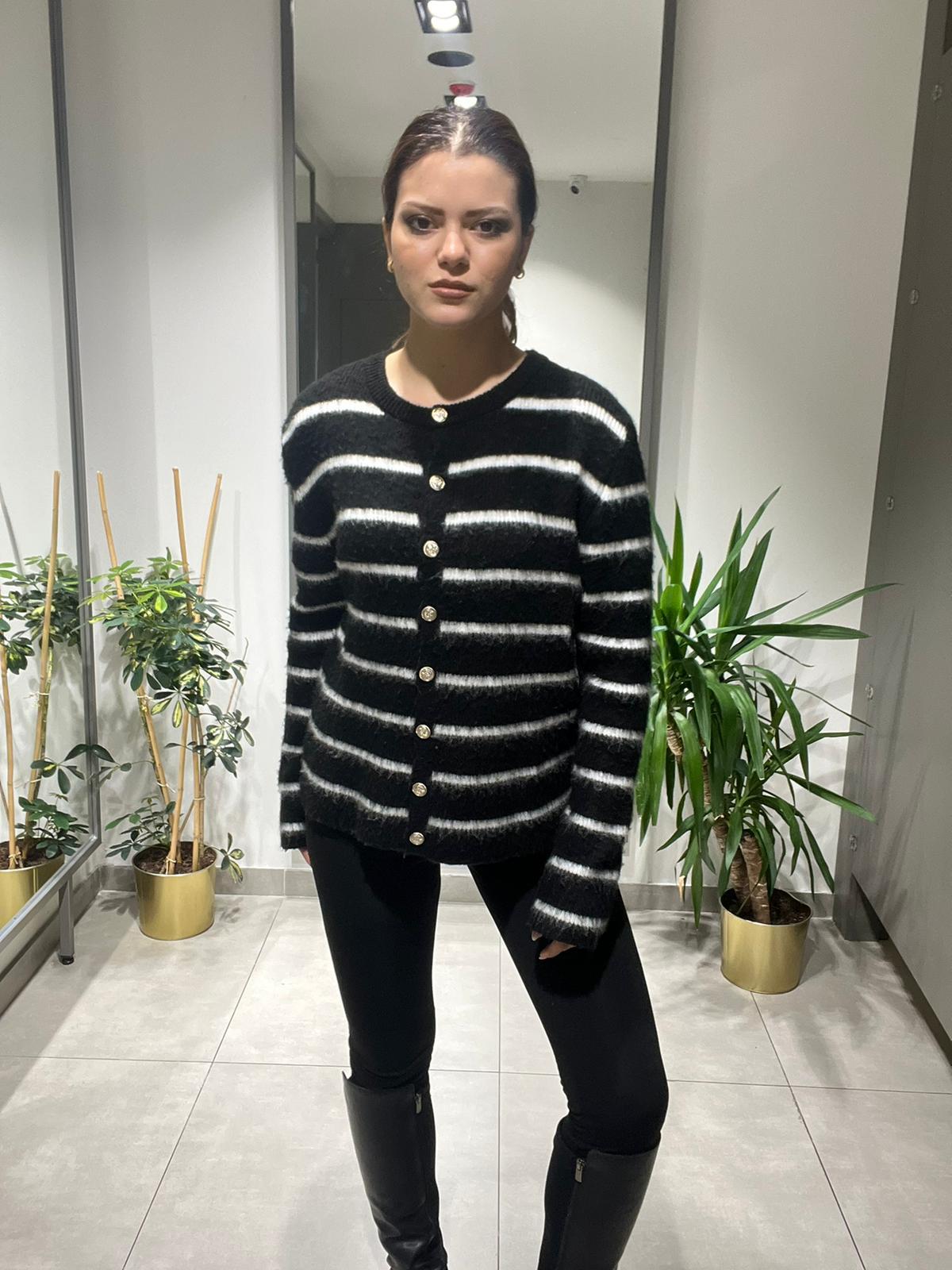 Çizgili Düğmeli Triko
