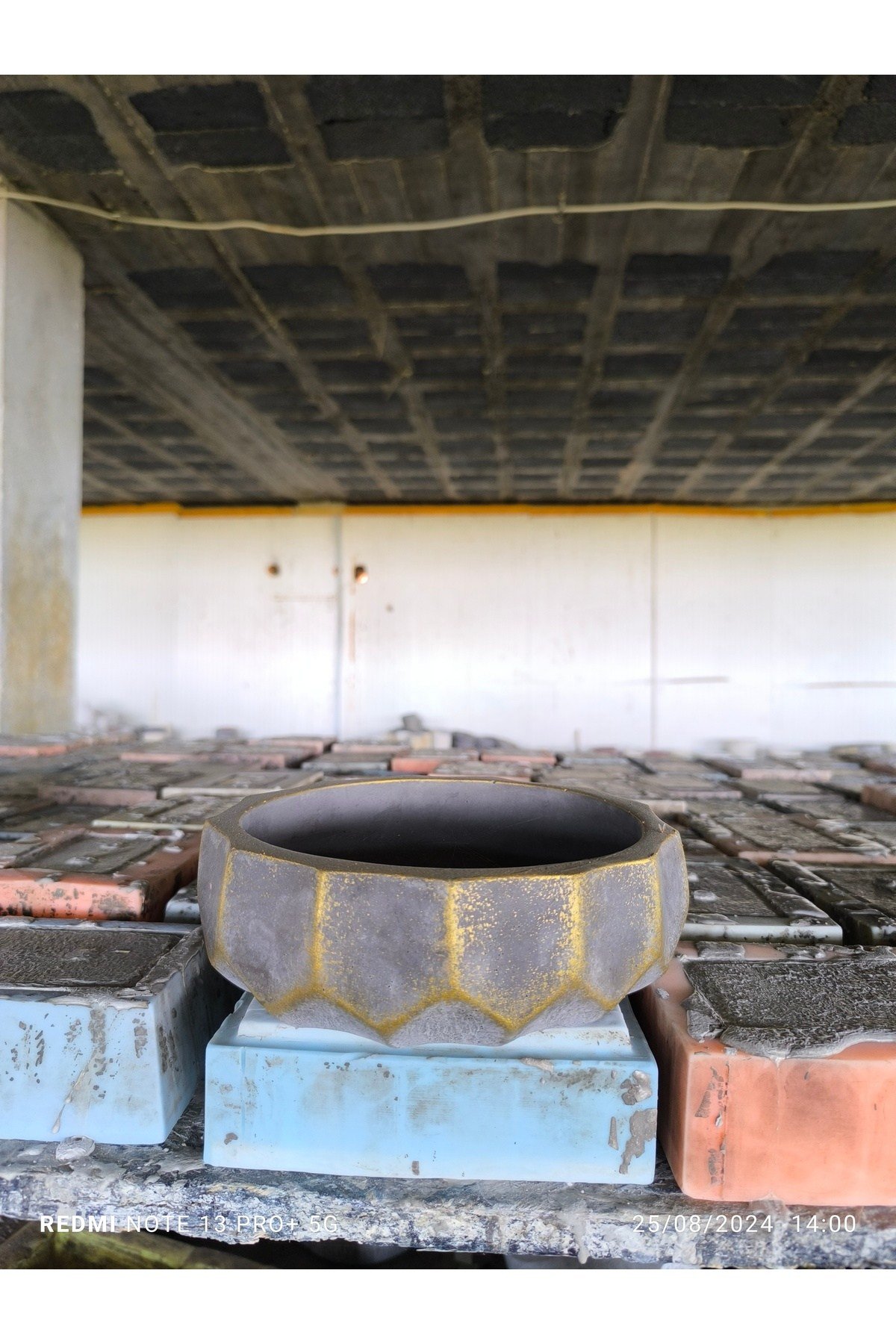 Geometrik dizayn Gold koyu gri beton saksı