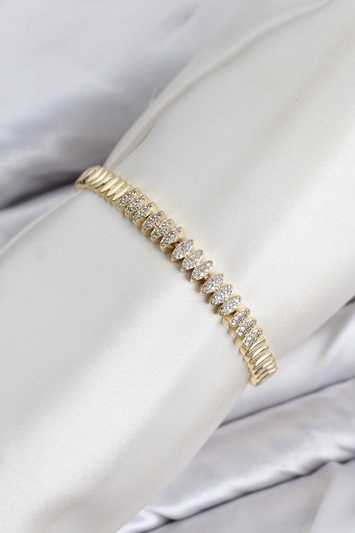 CM Arpa Model Zirkon Taşlı VIP Seri Gold Renk Pirinç Kadın Bileklik