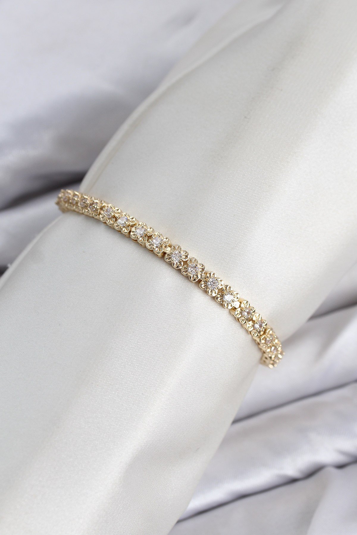 CM Model Zirkon Taşlı VIP Seri Gold Renk Pirinç Kadın Bileklik