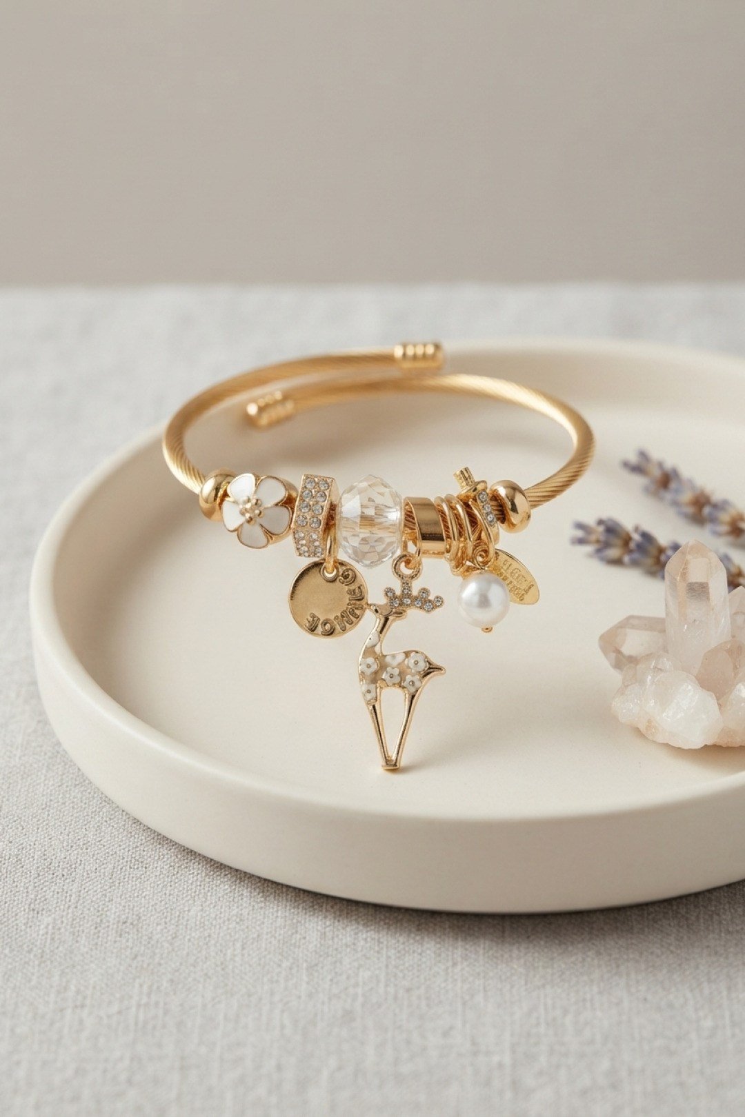Geyik Model Gold Renk Beyaz Charmlı Bileklik