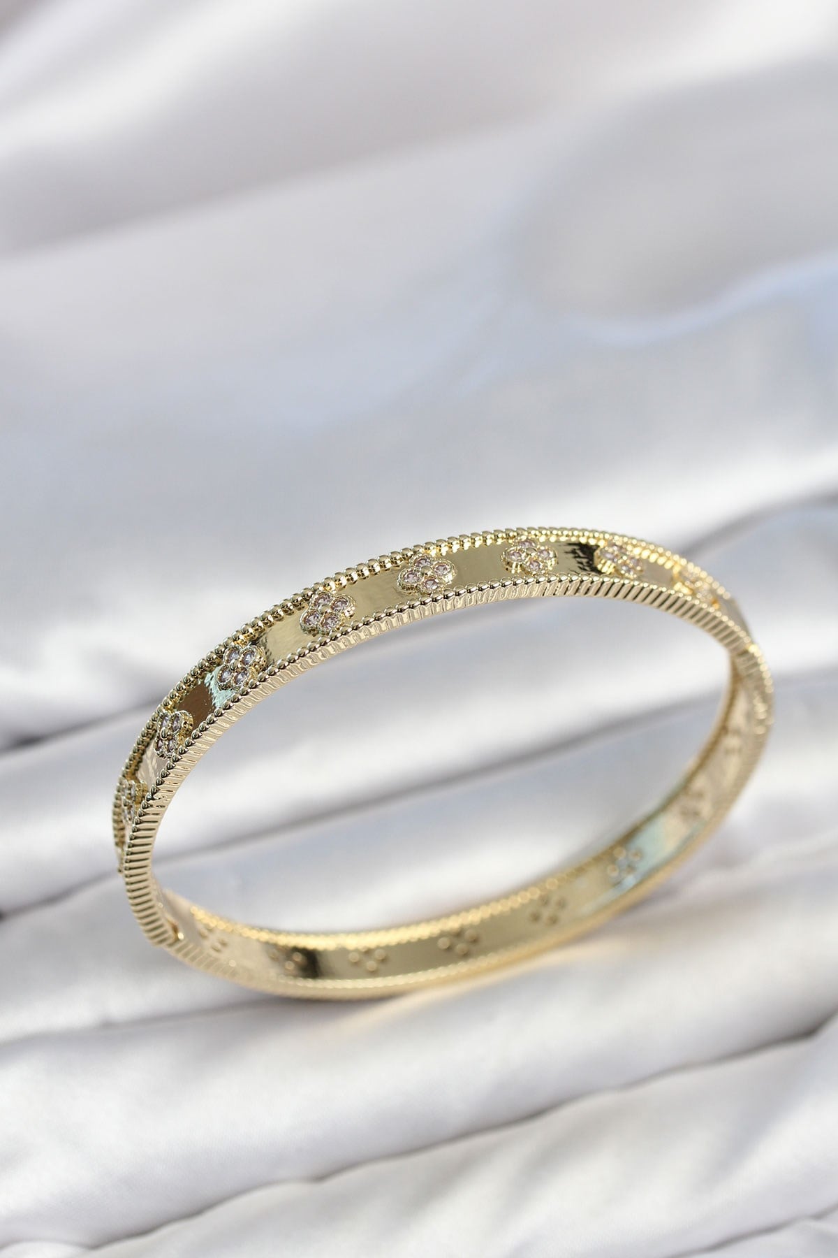 Gold Renk Pirinç Yonca Model Zirkon Taşlı Kadın Kelepçe Bileklik