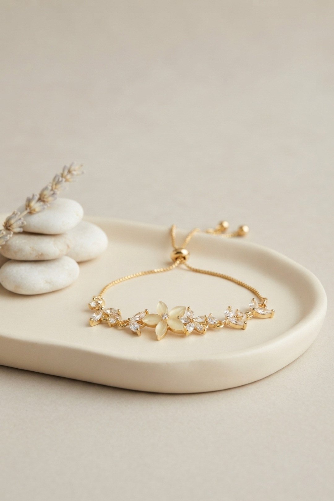 Gold Renk Zirkon Taşlı Pirinç Sedefli Çiçek Model Asansörlü Bileklik