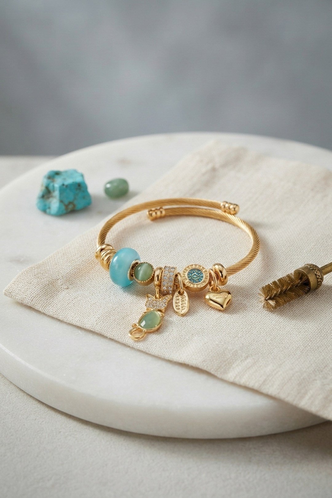 Mavi Kedi Model Gold Renk Charmlı Bileklik