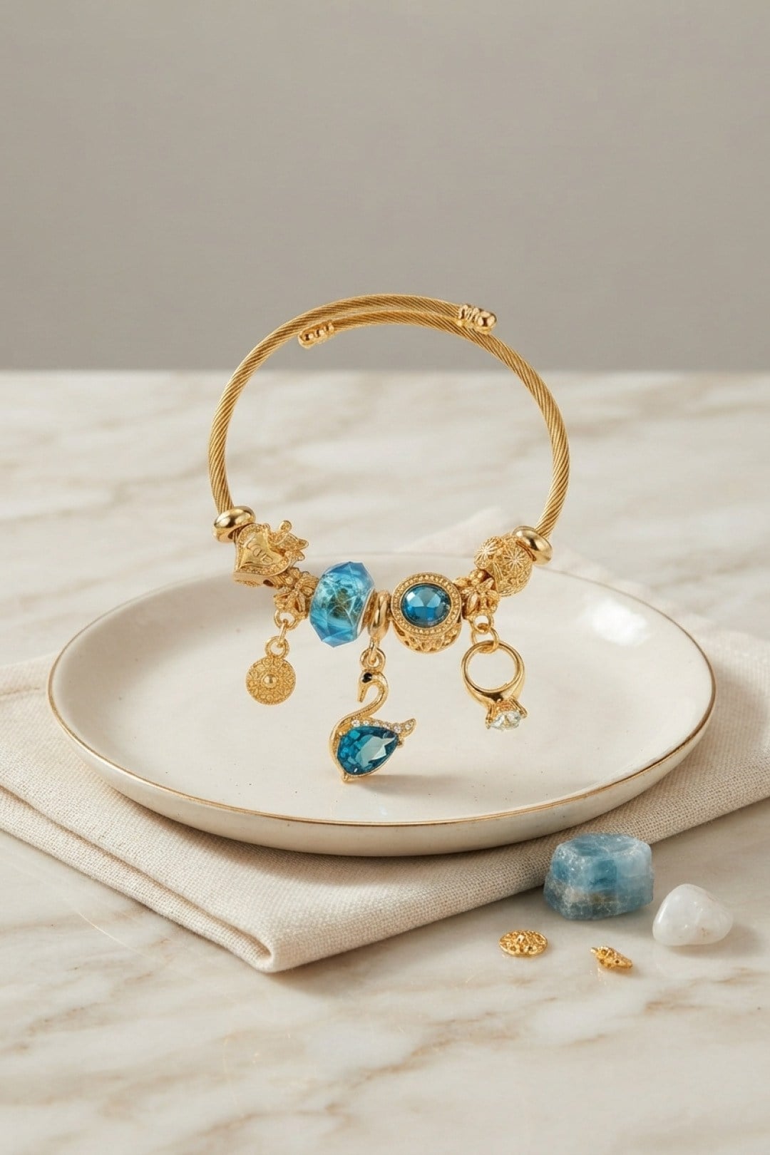 Mavi Kuğu Model Gold Renk Charmlı Bileklik