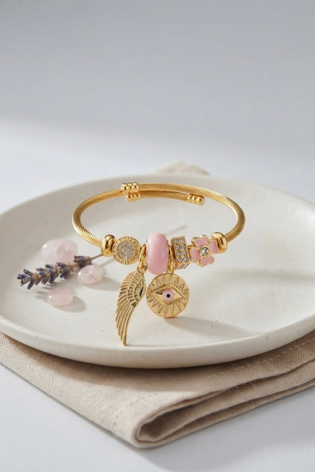 Pembe Göz Model Gold Renk Charmlı Bileklik