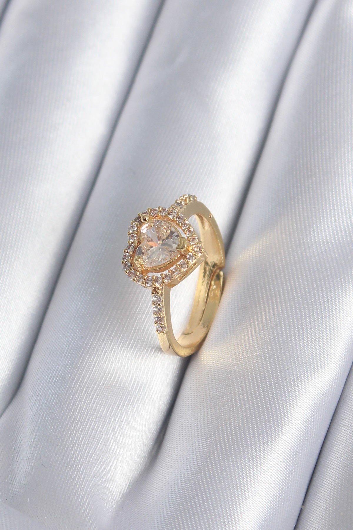 Pirinç Gold Renk Zirkon Taşlı Kalp Charm Model Kadın Yüzük