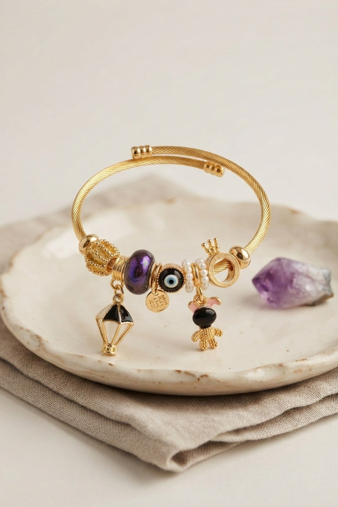 Siyah Uçan Model Charmlı Gold Renk Bileklik