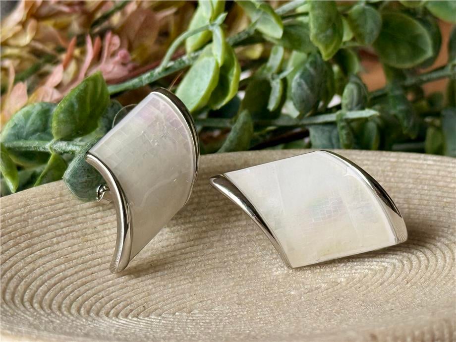 Beyaz Sedefli Silver Detaylı Tasarım Küpe