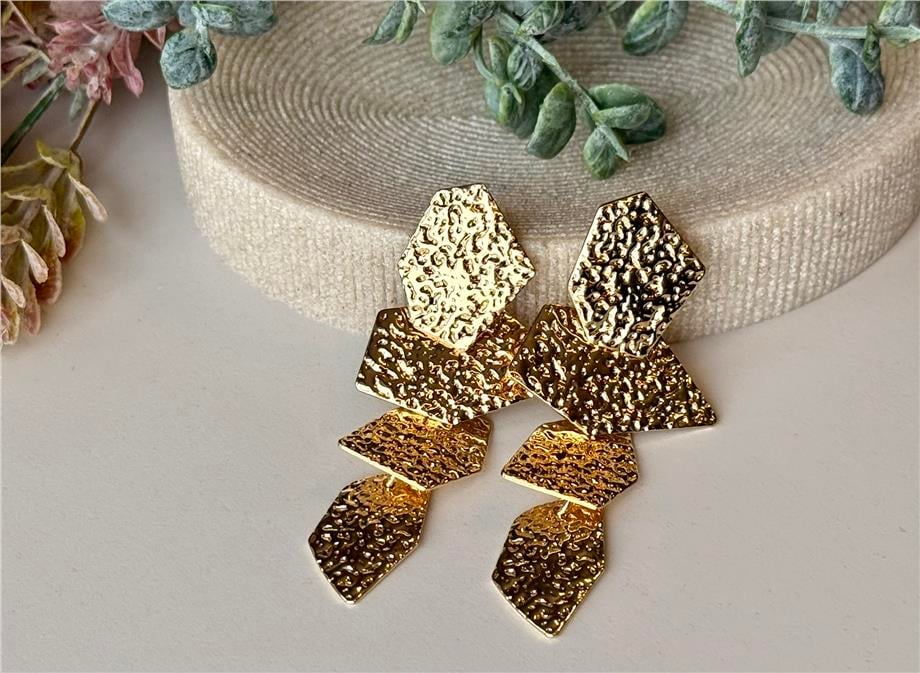 Gold Renk Plaka İşleme Detay Sallantılı Küpe